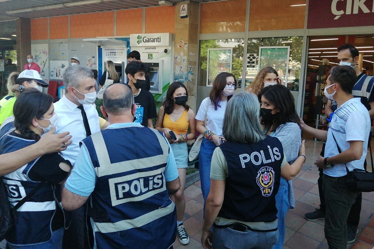 Polislerin gözaltına aldığı gençler 