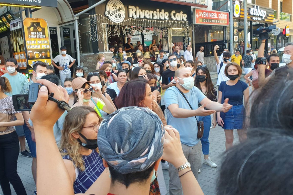 Polislerin avukatlarla tartışması