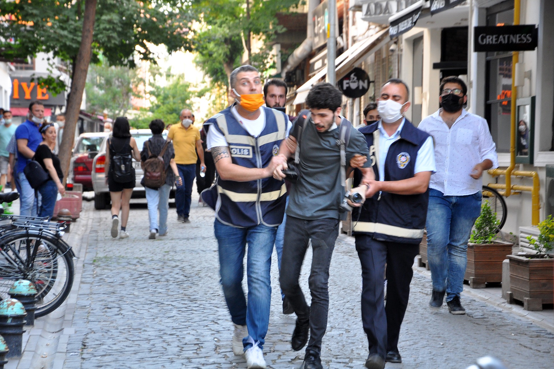 Polislerin kişileri gözaltına alması 