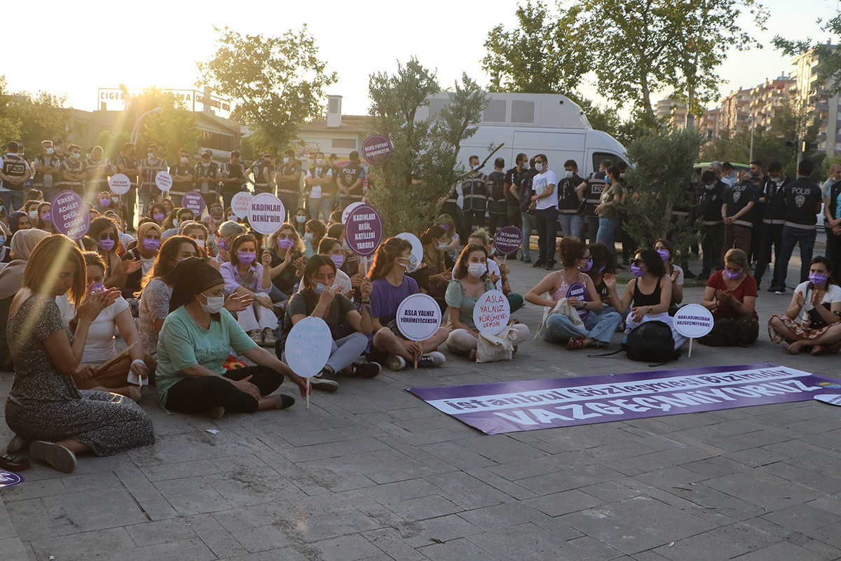 İstanbul sözleşmesi dövizleri taşıyan kadınlar