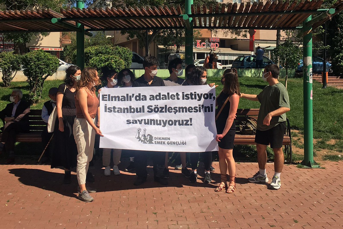 İstanbul sözleşmesi dövizleri taşıyan gençler