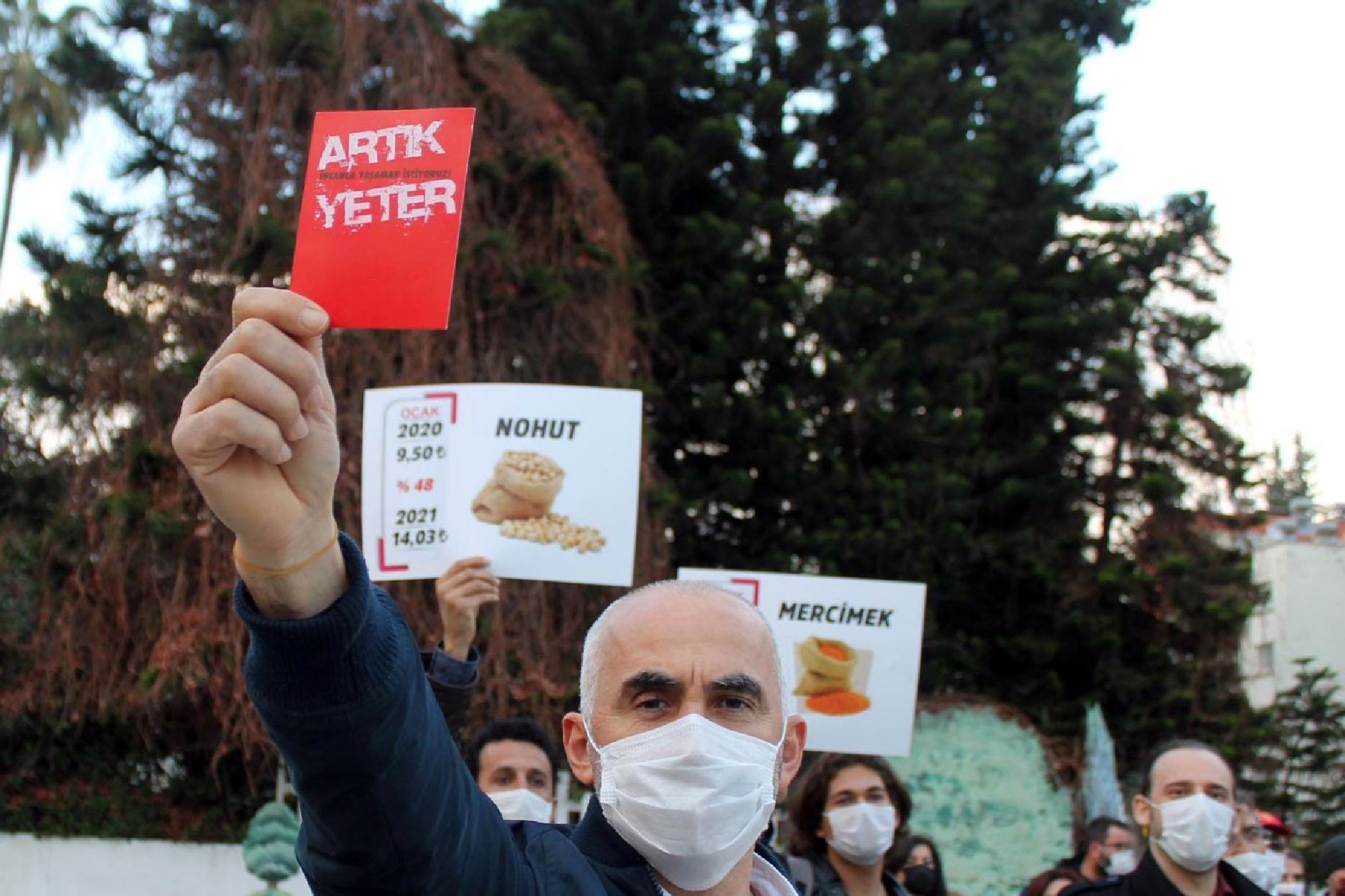 Zamlara karşı 'artık yeter' diyerek AKP iktidarına kırmızı kart gösteren bir yurttaş