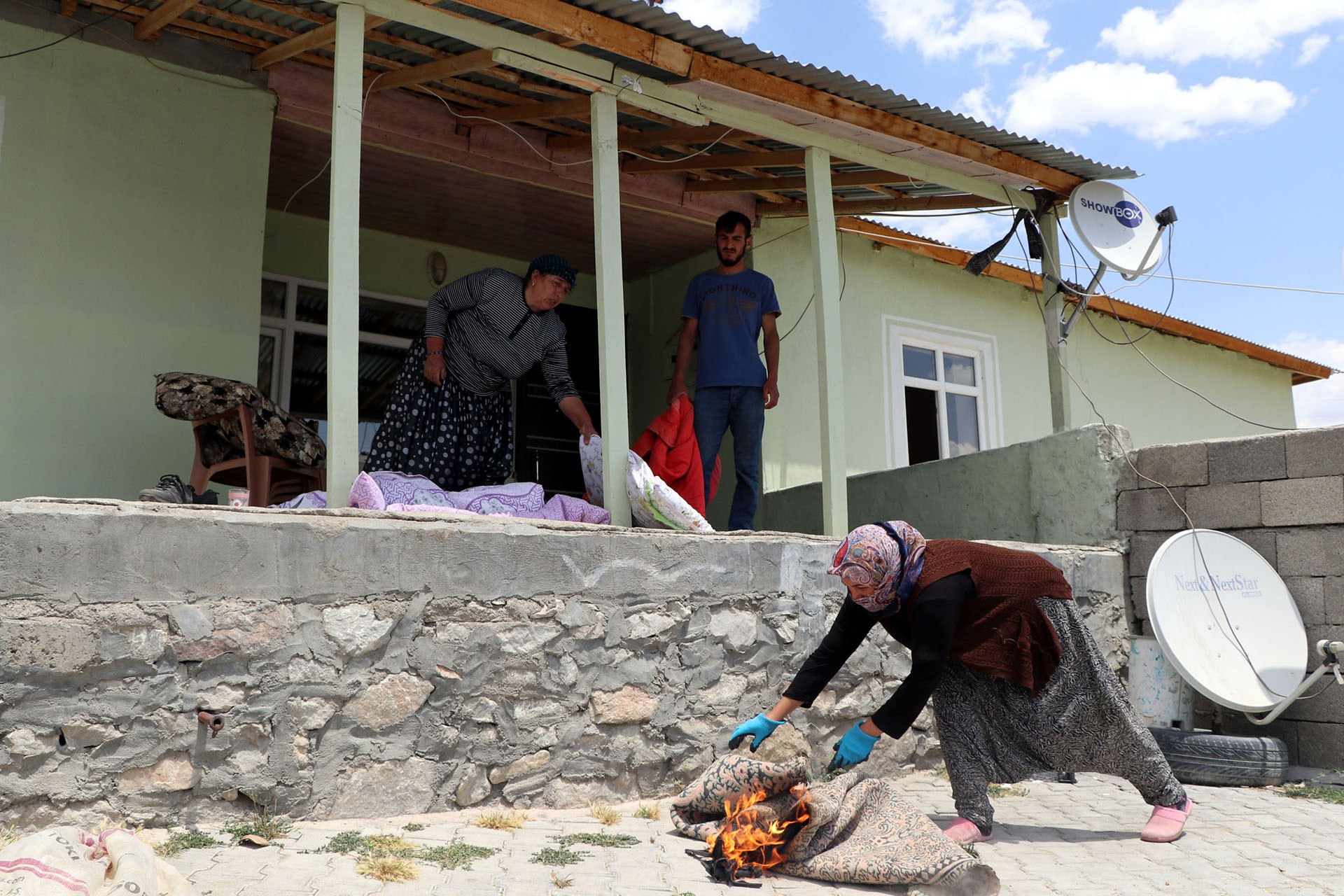 Pire sorunu yaşayan köylüler yorganları çırpıyor