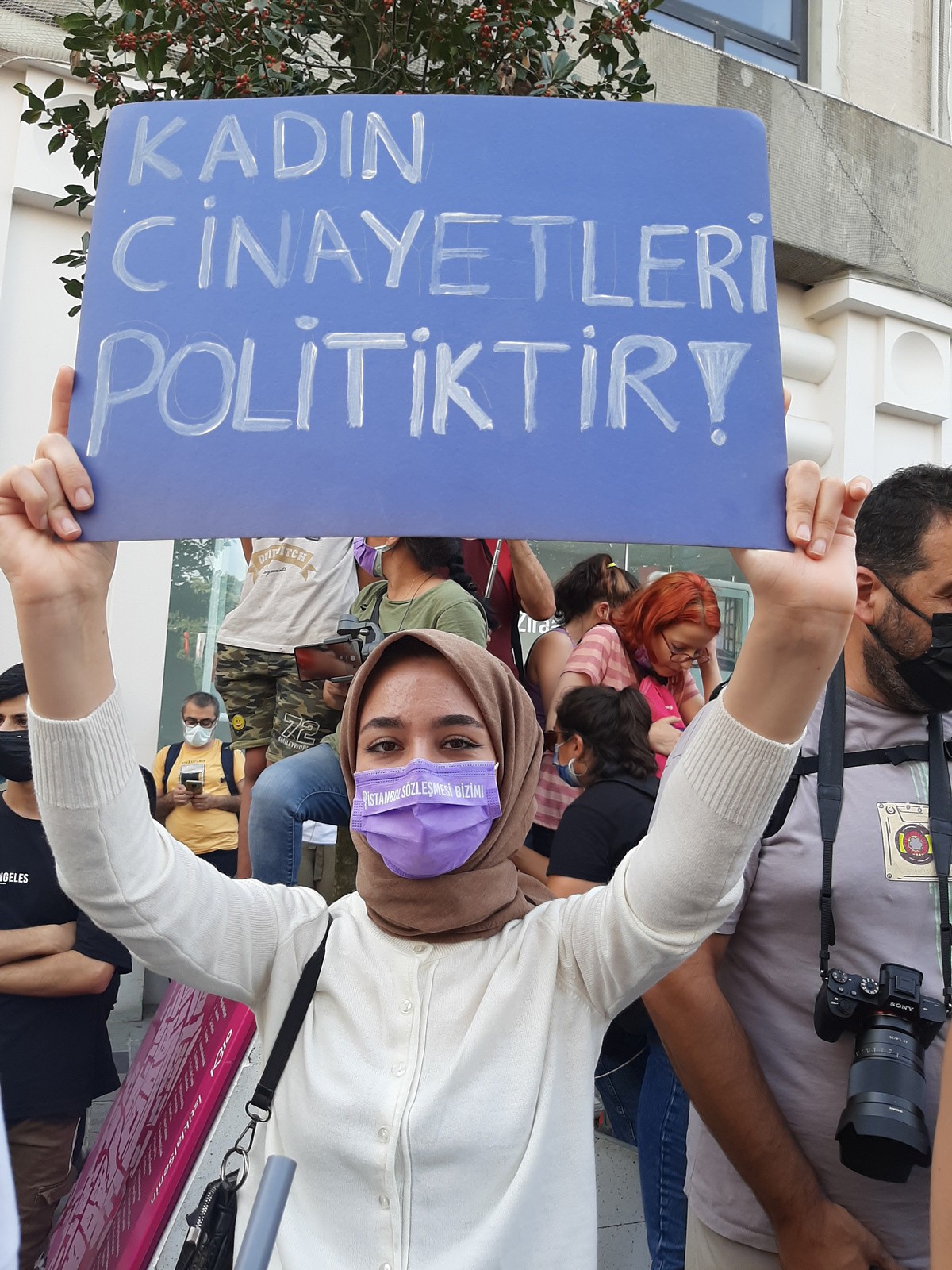 İstanbul Sözleşmesi için buluşan kadınlar ve dövizleri.