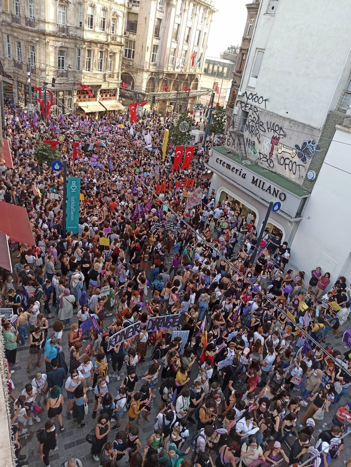 İstanbul sözleşmesi için toplanan çok sayıda kadın