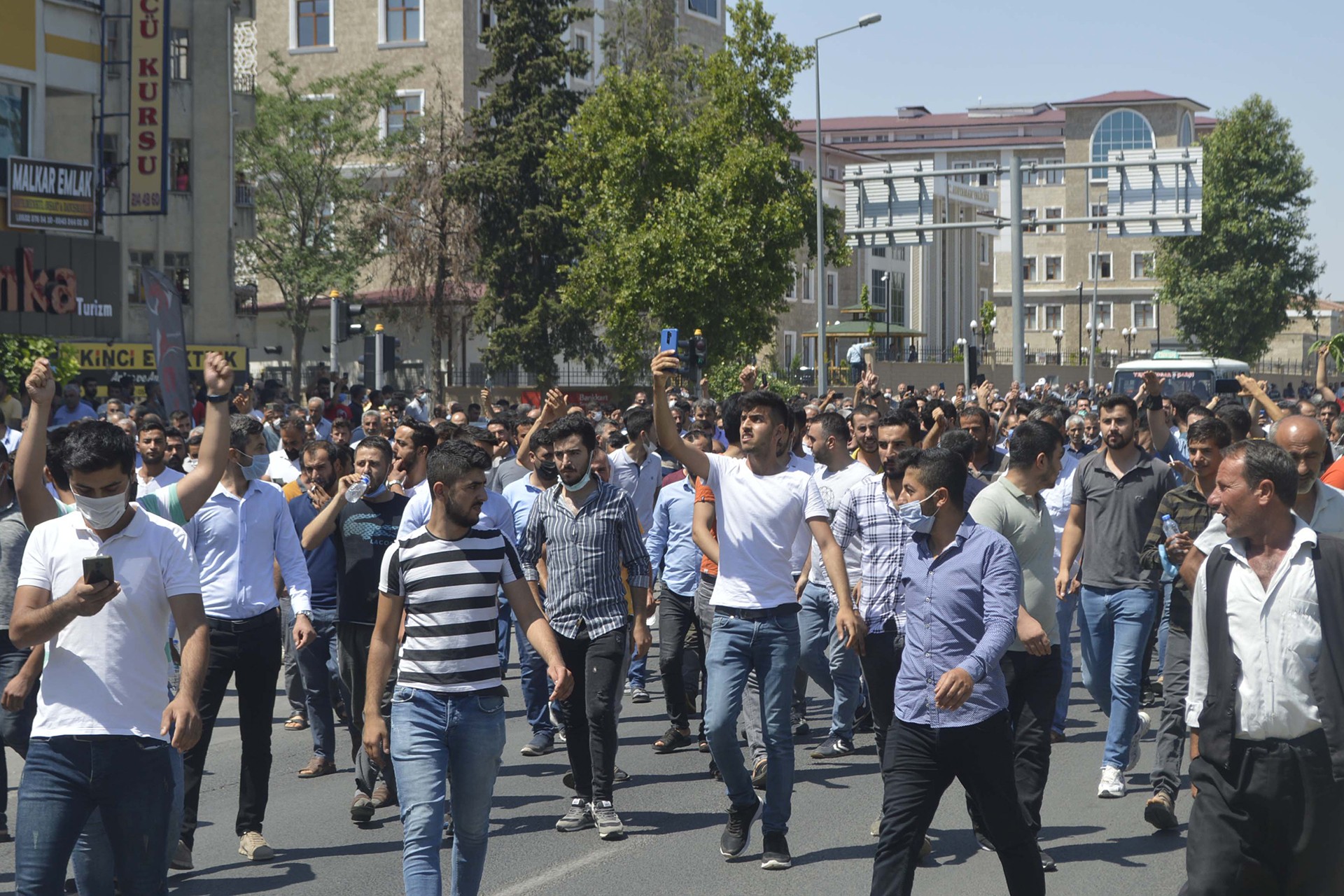 Adıyaman'da tütün üreticileri üreticiye getirilen tütün ticareti yasağını protesto etti.