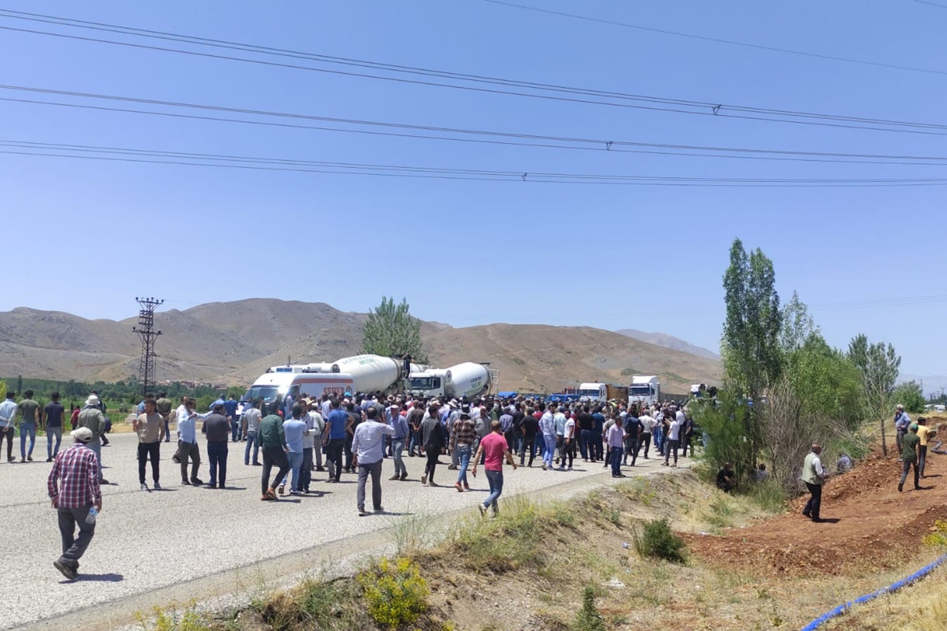 Adıyaman'da tütün üreticileri üreticiye getirilen tütün ticareti yasağını protesto etti.