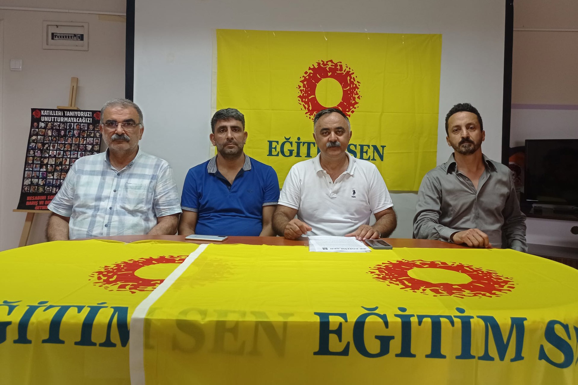 İzmir Eğitim Sen üyeleri açıklama yaptı