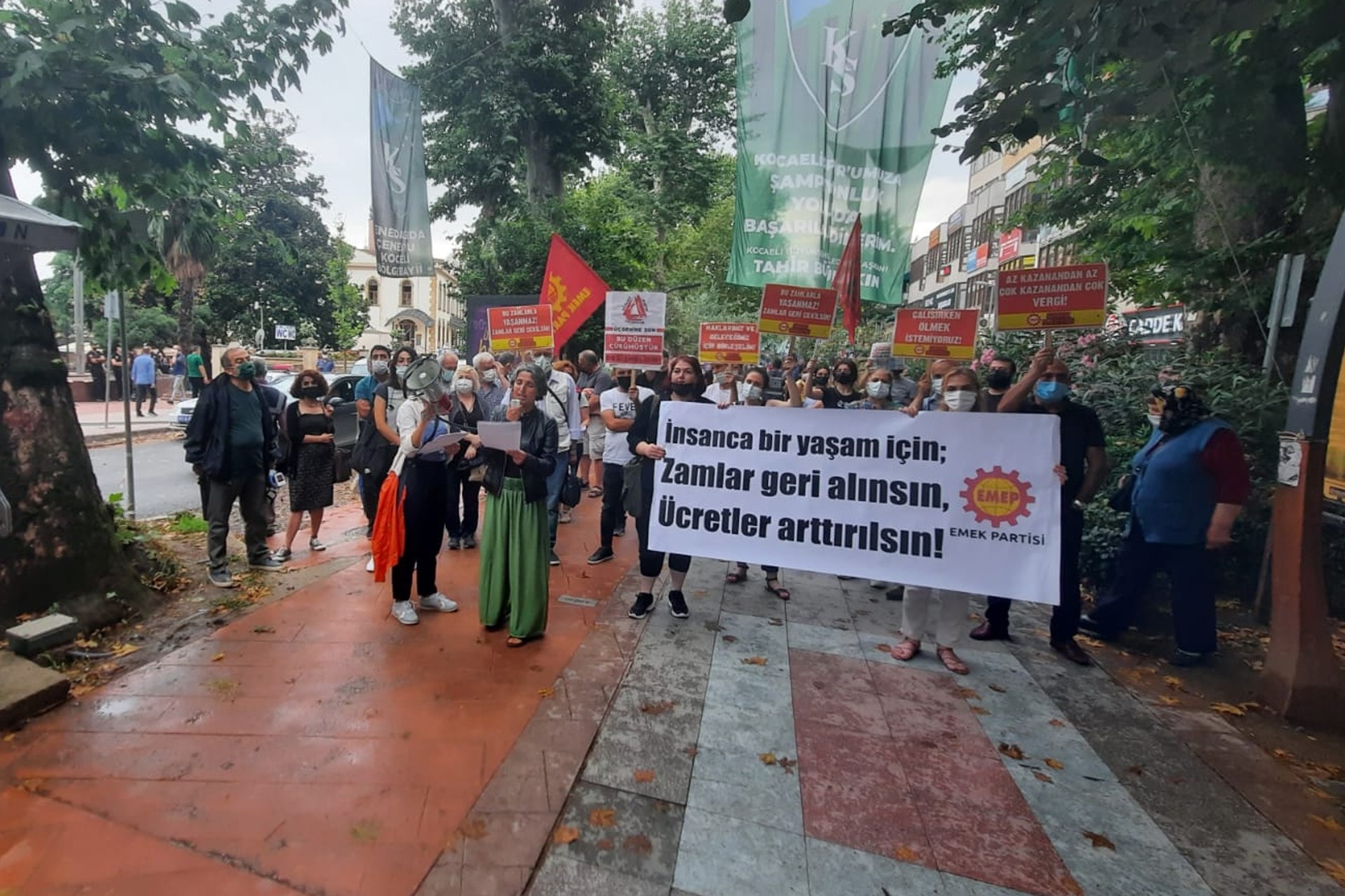 Emek Partisi (EMEP) Kocaeli İl Örgütü, yaptığı basın açıklamasıyla zamların geri alınmasını istedi.