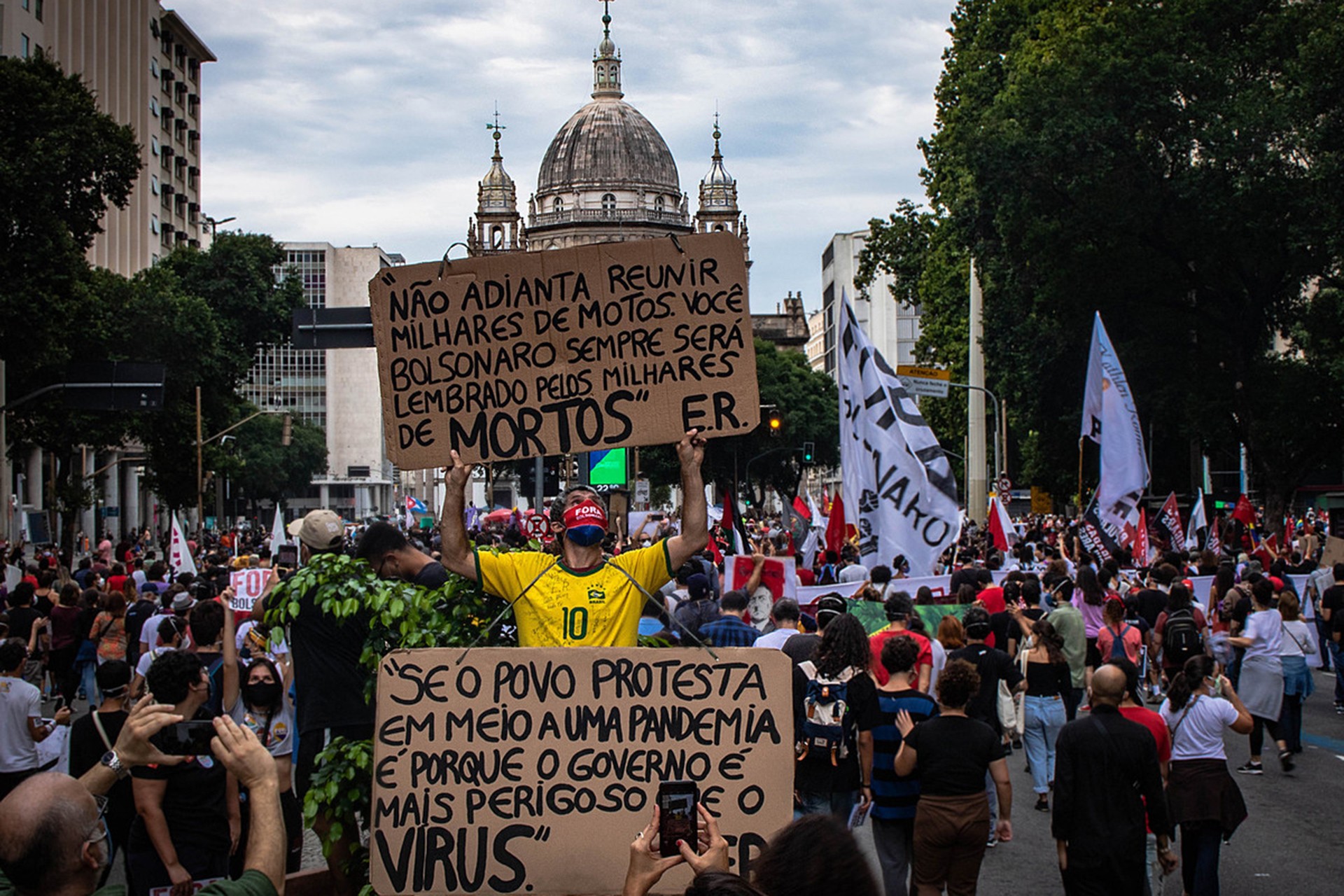 Brezilya'da Bolsonaro karşıtı protestoya katılanlar