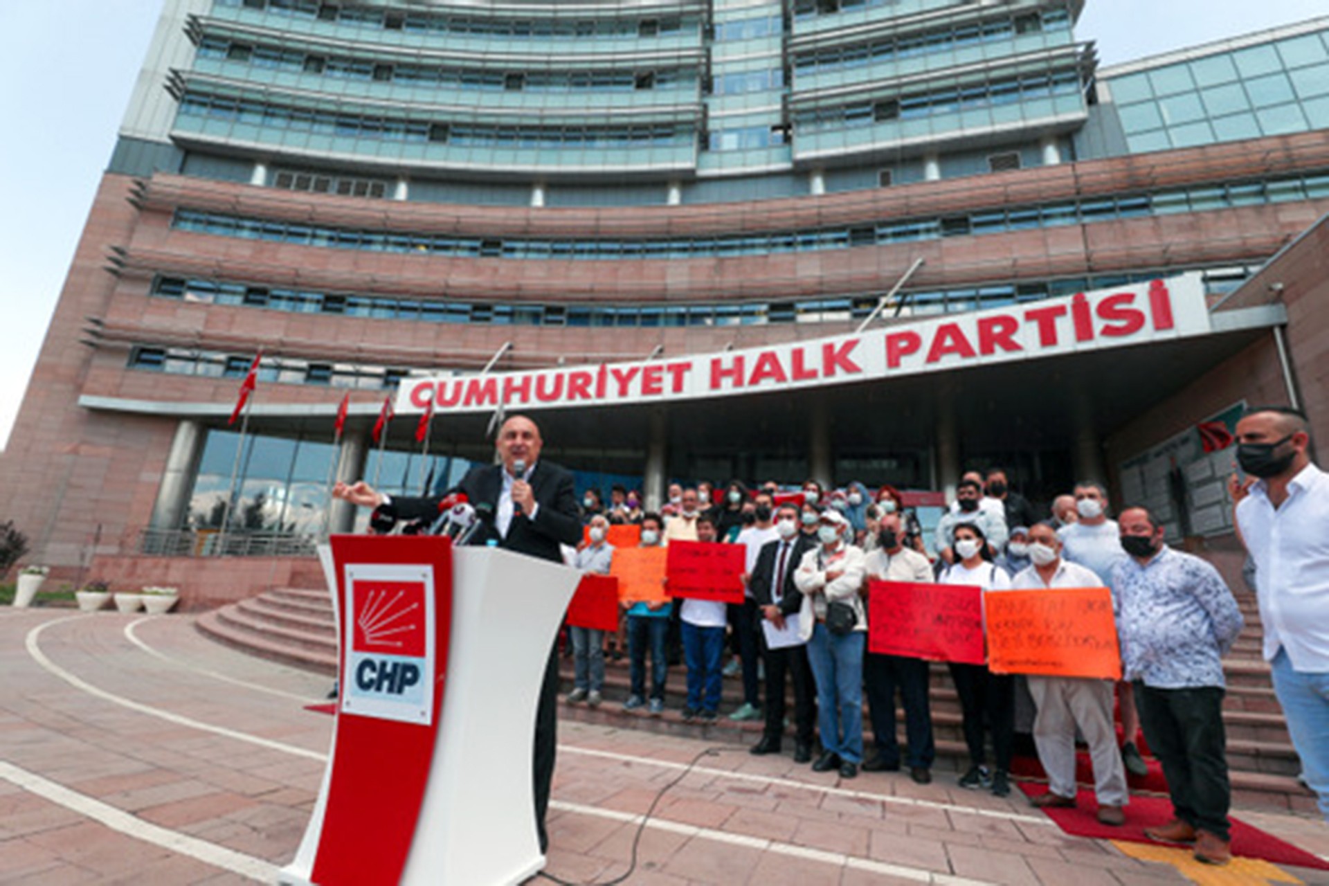 Evleri 'kentsel dönüşüm' gerekçesiyle ellerinden alınmak istenen Tozkoparan halkı, Danıştay önünde açıklama yaptıktan sonra CHP önüne giderek Engin Özkoç'la basın toplantısı düzenledi.