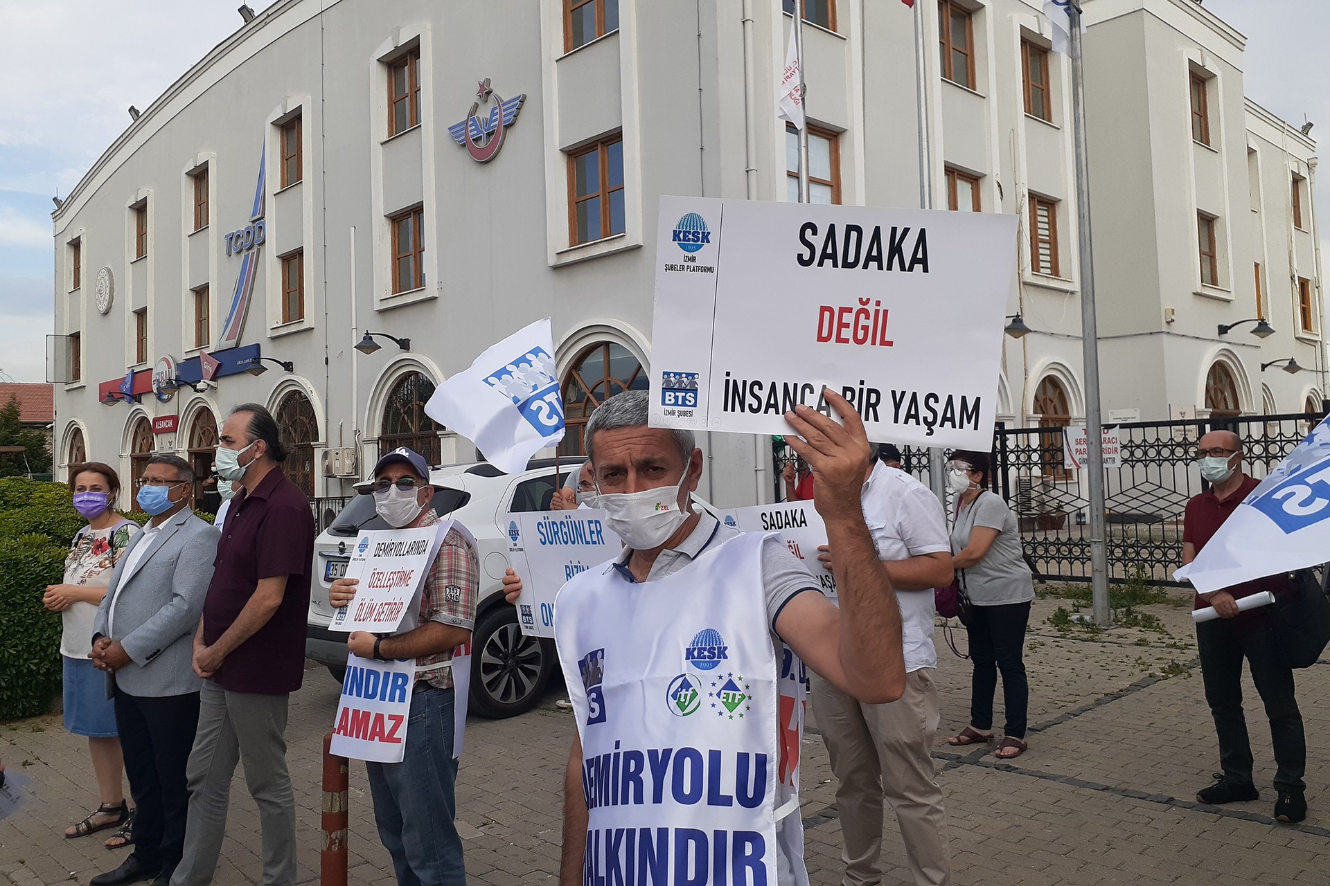 Sadaka değil insanca bir yaşam dövizini tutan biri