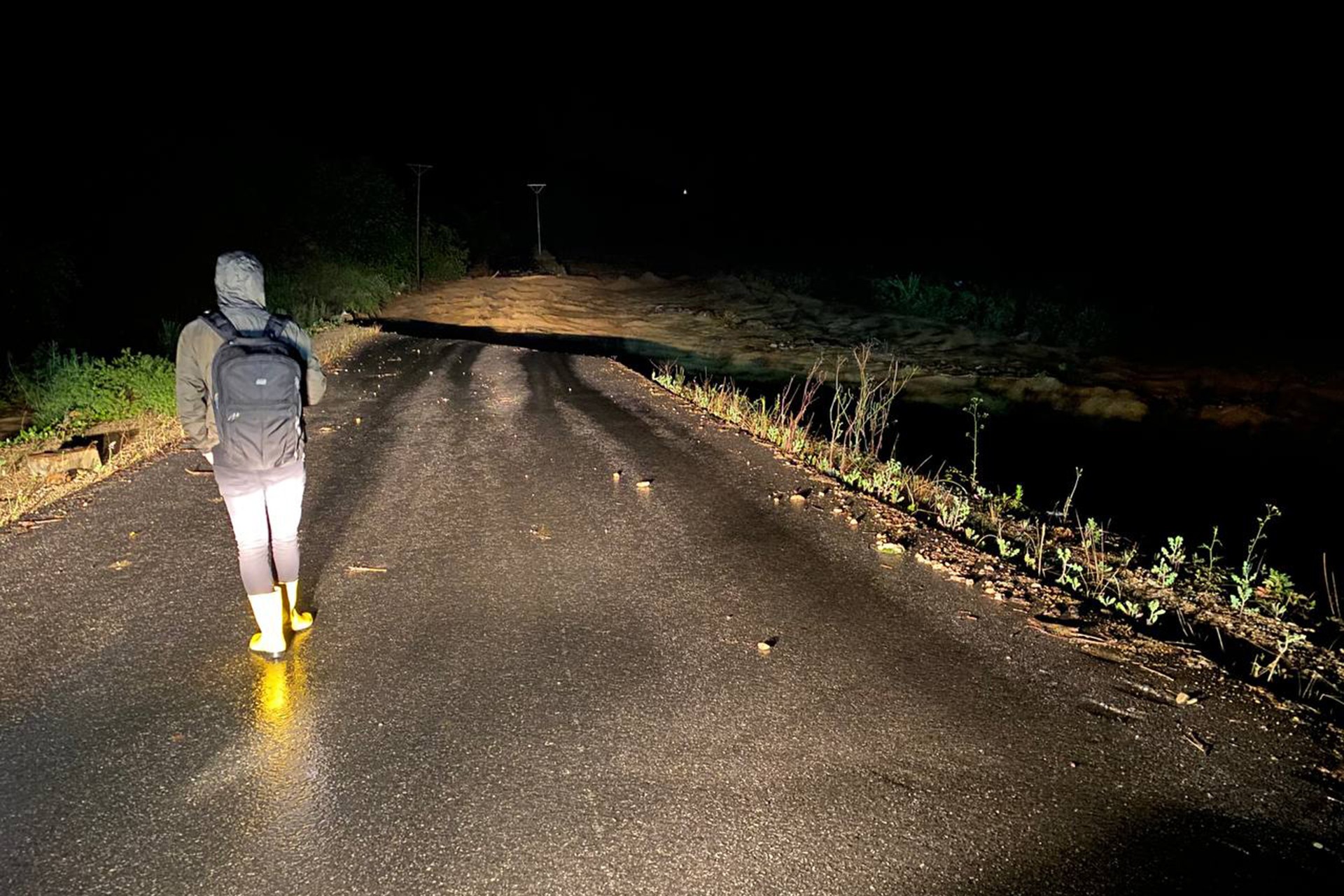 Düzce'de sağanak nedeniyle çöken yol ve bir yurttaş (solda)