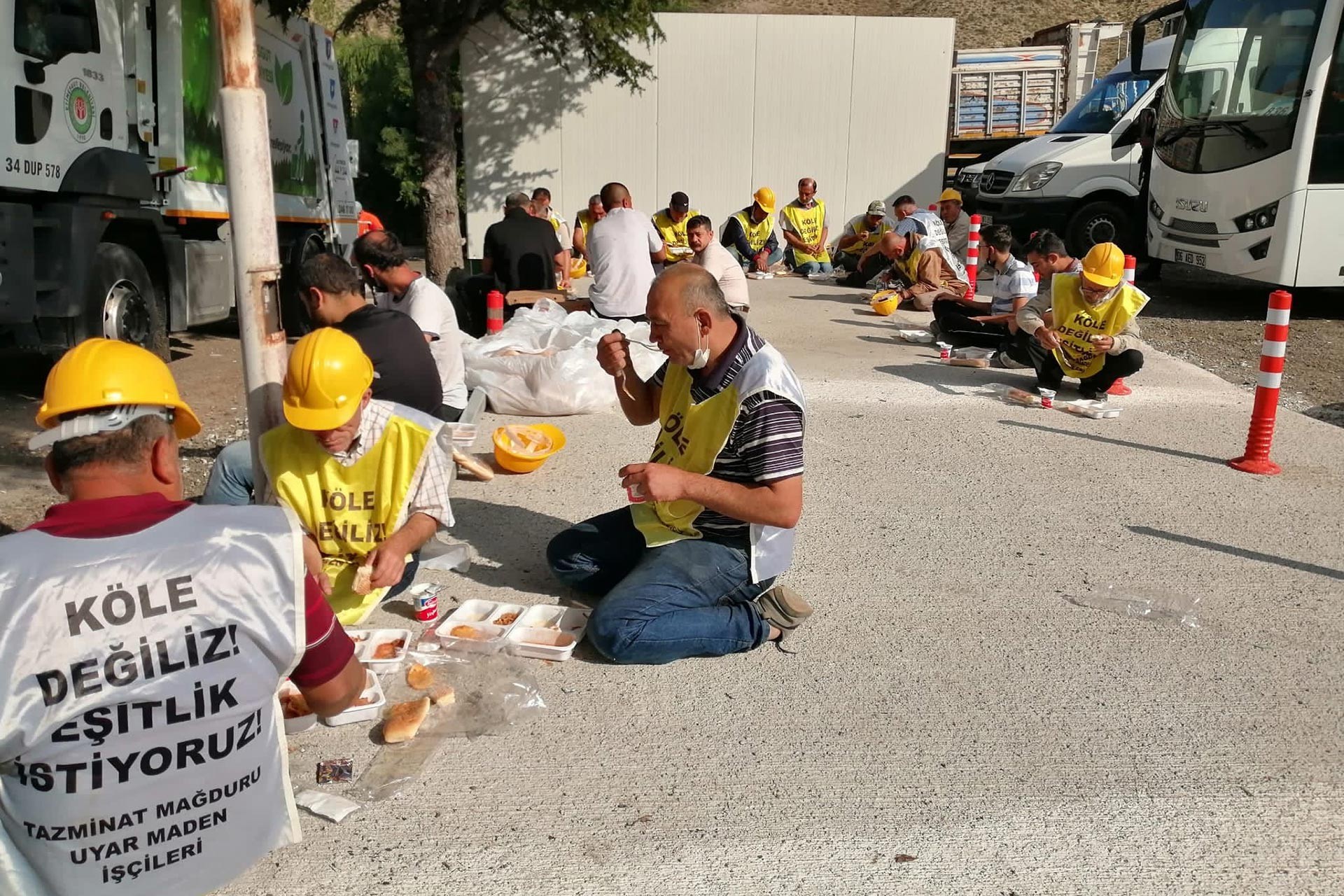 Uyar Madencilik işçileri Ankara girişinde bekledikleri yerde yemek yiyor.