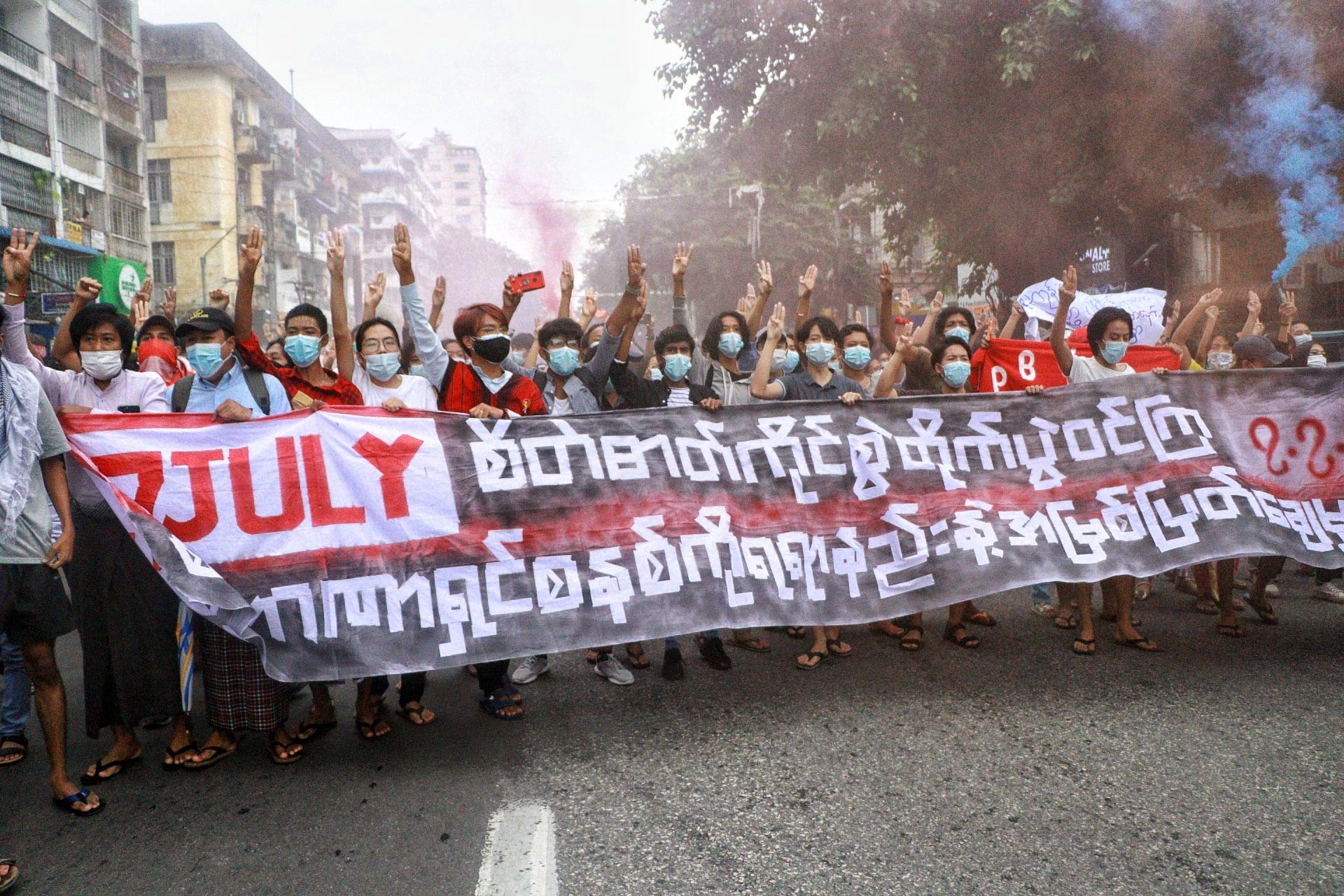 Myanmar'daki protesto gösterisine katılanlar