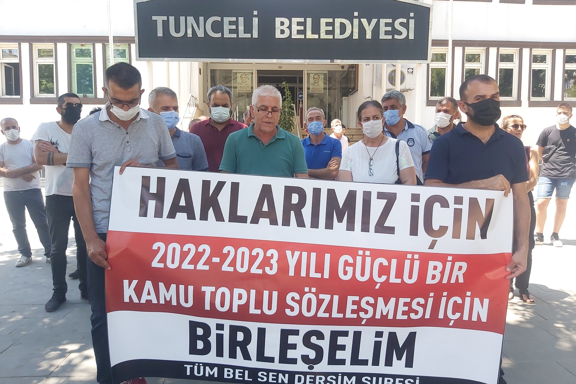 Tüm Bel Sen Dersim Şubesi'nin TİS açıklaması, arkada Tunceli Belediyesinin tabelası görünüyor