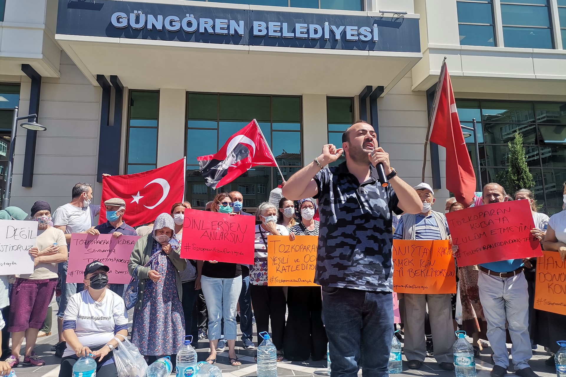 İstanbul Güngören'e bağlı Tozkoparan Mahallesi halkı, belediyenin mahallelerine dair aldığı 'riskli alan' kararının Danıştay tarafından durdurulmasını belediye önünde kutladı.