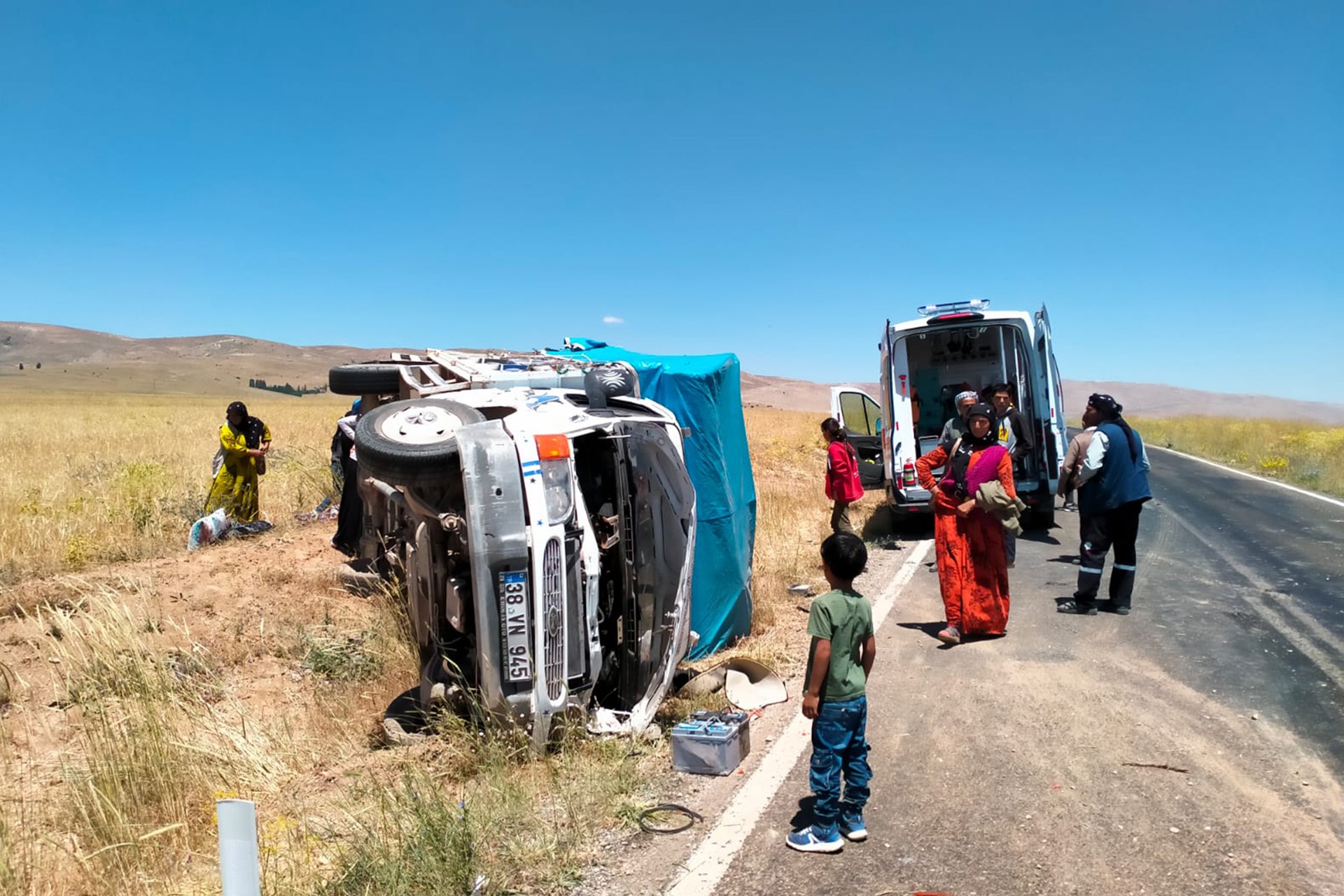 Mevsimlik işçileri taşıyan kamyonet ve ambulans