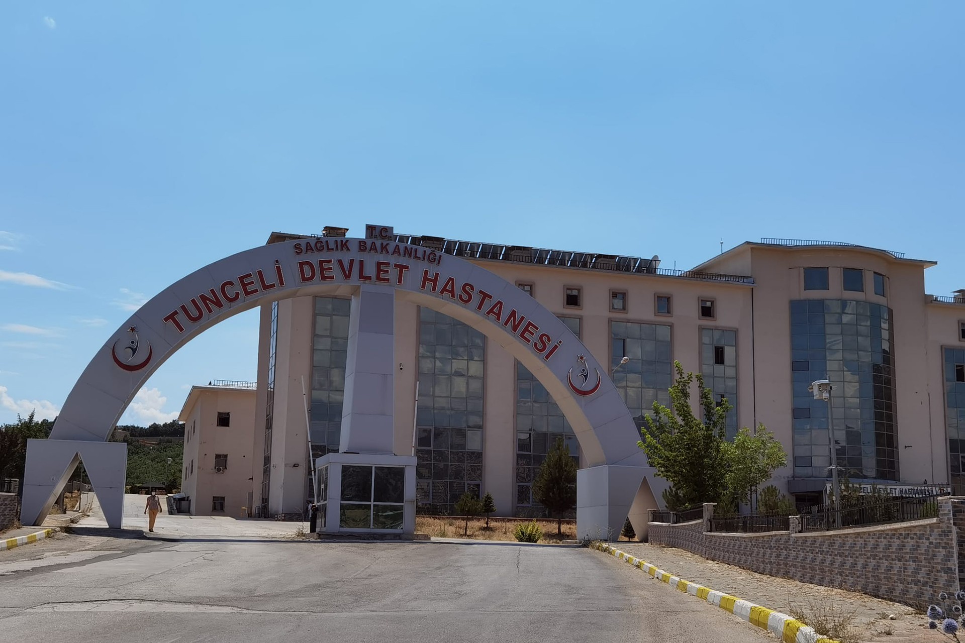 Tunceli Devlet Hastanesi girişi