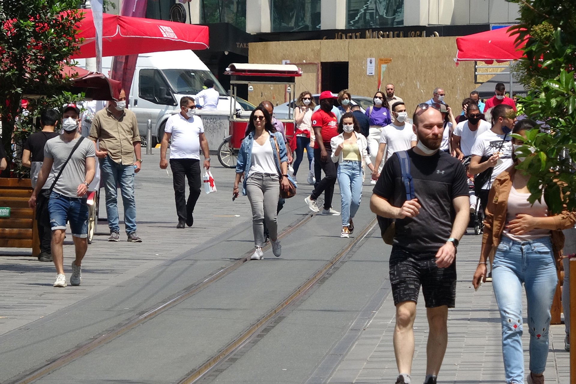 İstiklal Caddesi'nde yürüyen kalabalık