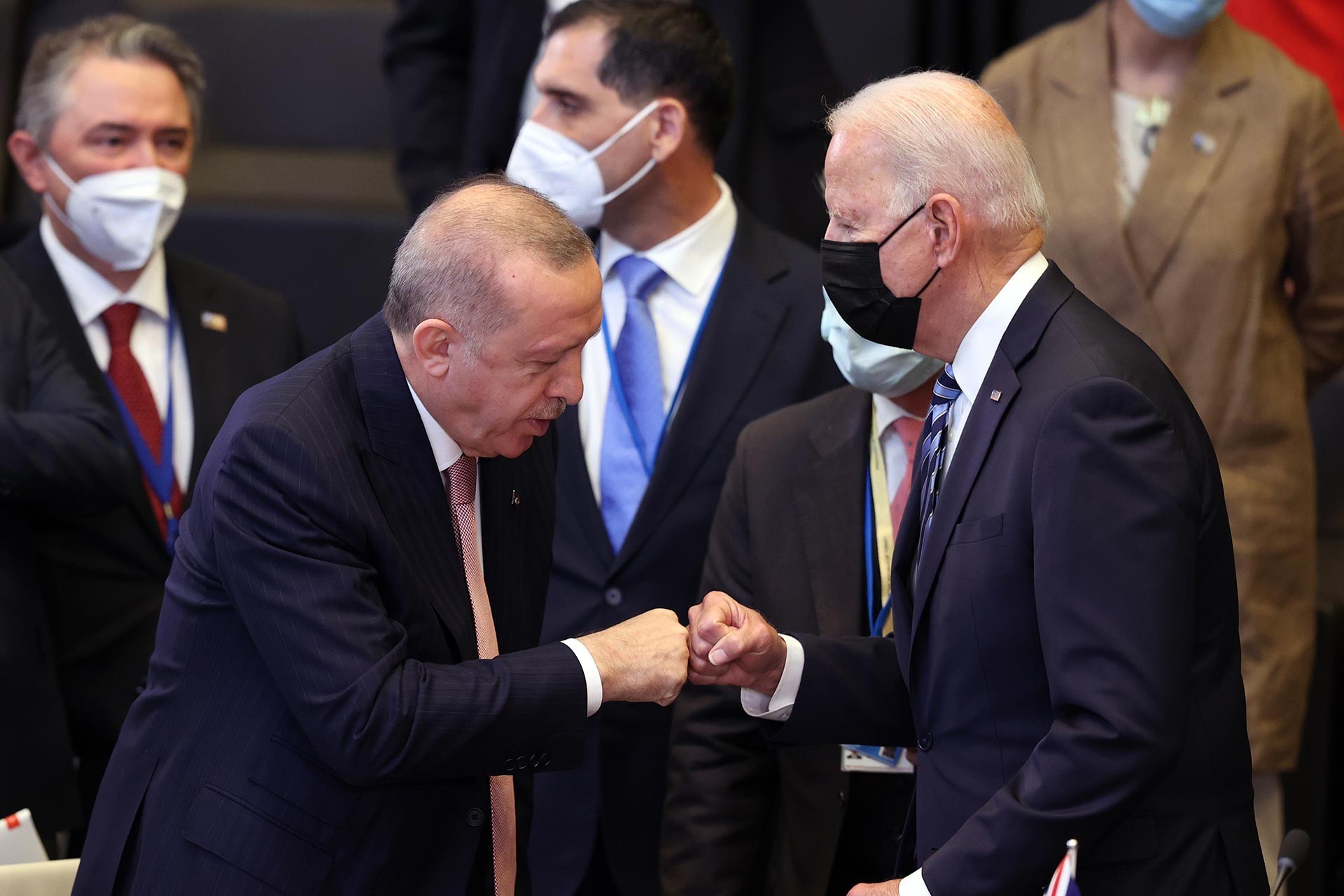 Erdoğan ve Biden yumruk ile selamlaşıyor