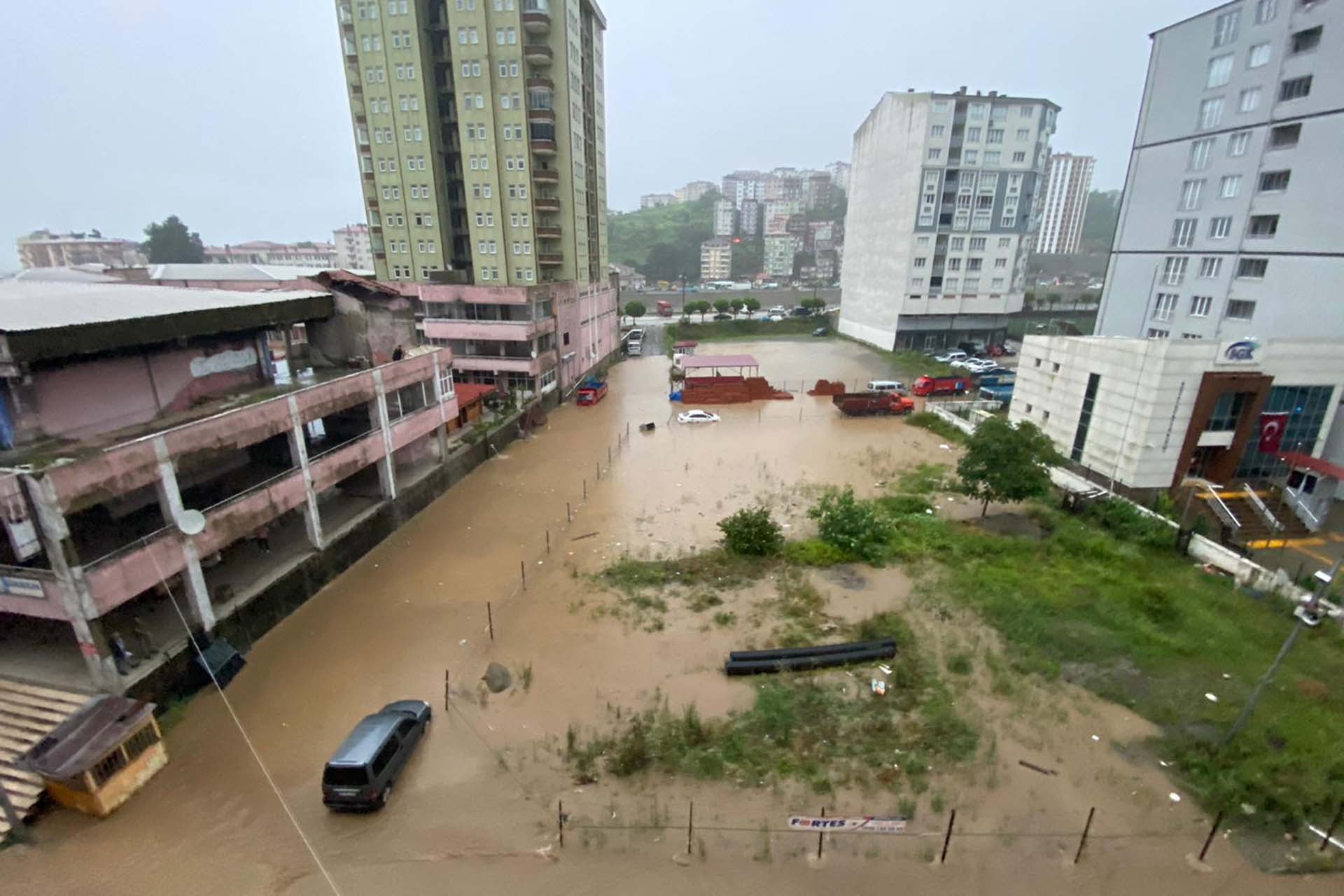 Rize'de sular altında kalan arabalar 