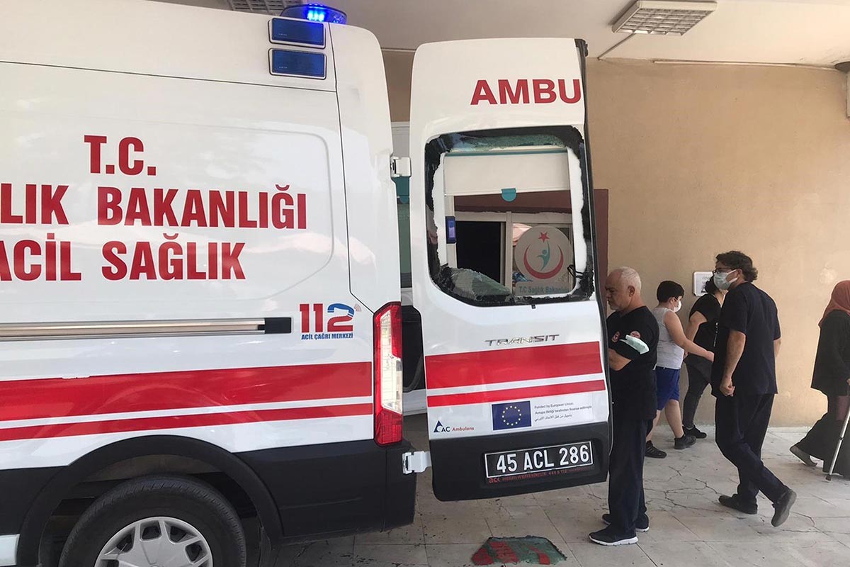 Camları kırık ambulans