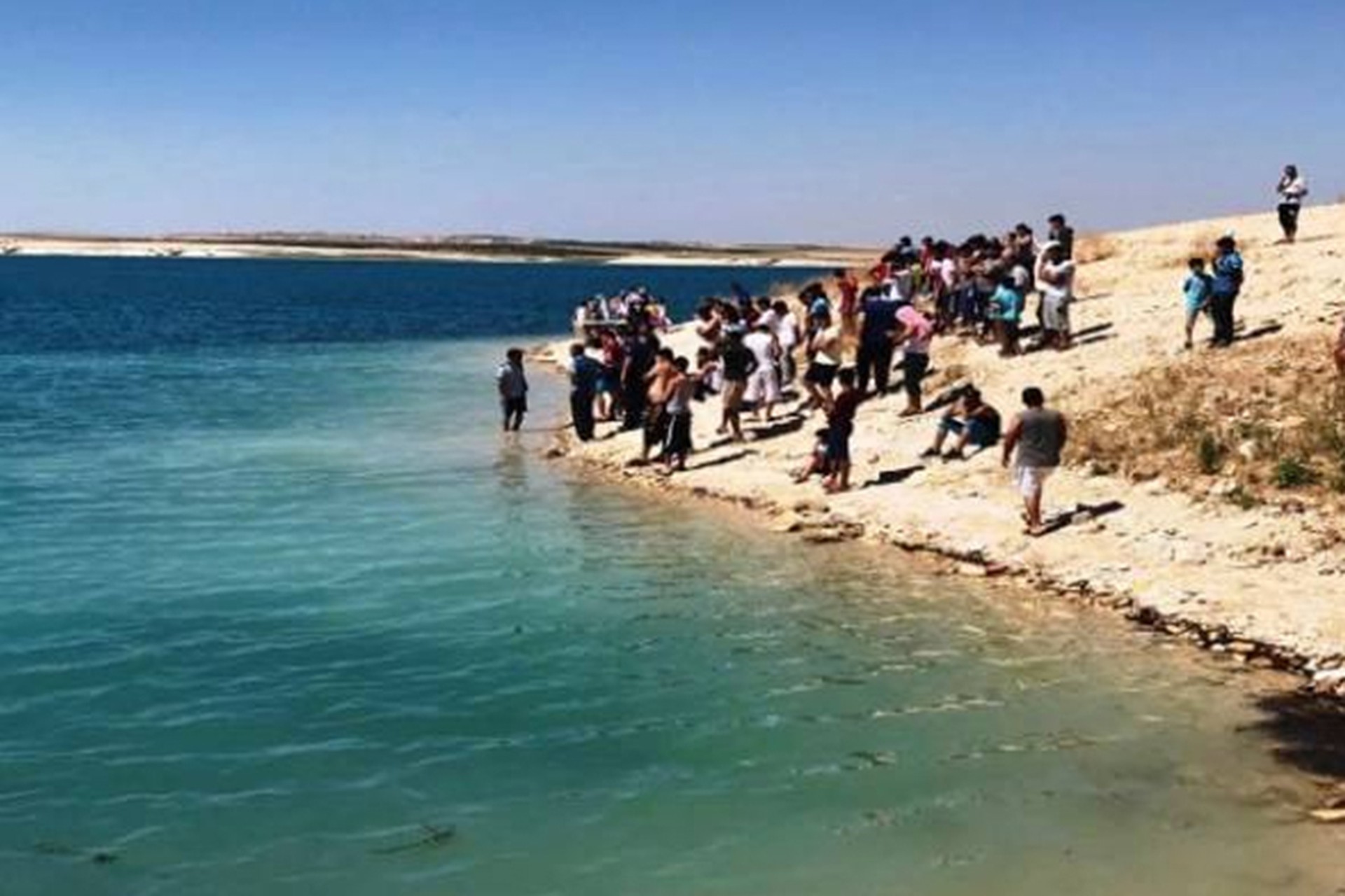 Urfa'da Atatürk Barajında boğulan çocukların cenazeleri gölden çıkarılırken.