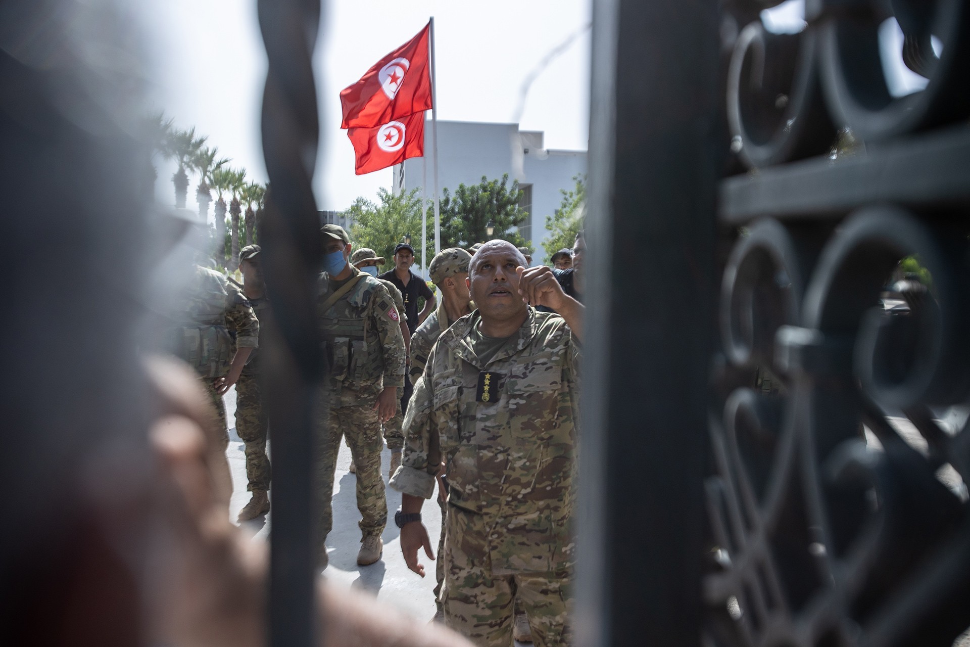 Tunus askeri demirliklerin üstüne bakıyor