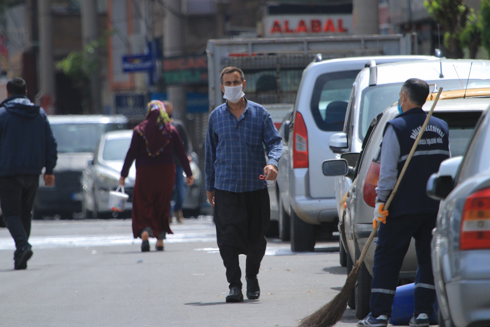 Diyarbakır'da sokakta yürüyen bir erkek (ortada)