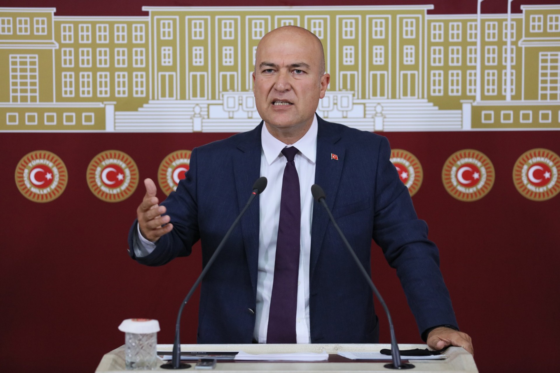 Murat Bakan Mecliste basın toplantısı düzenlerken