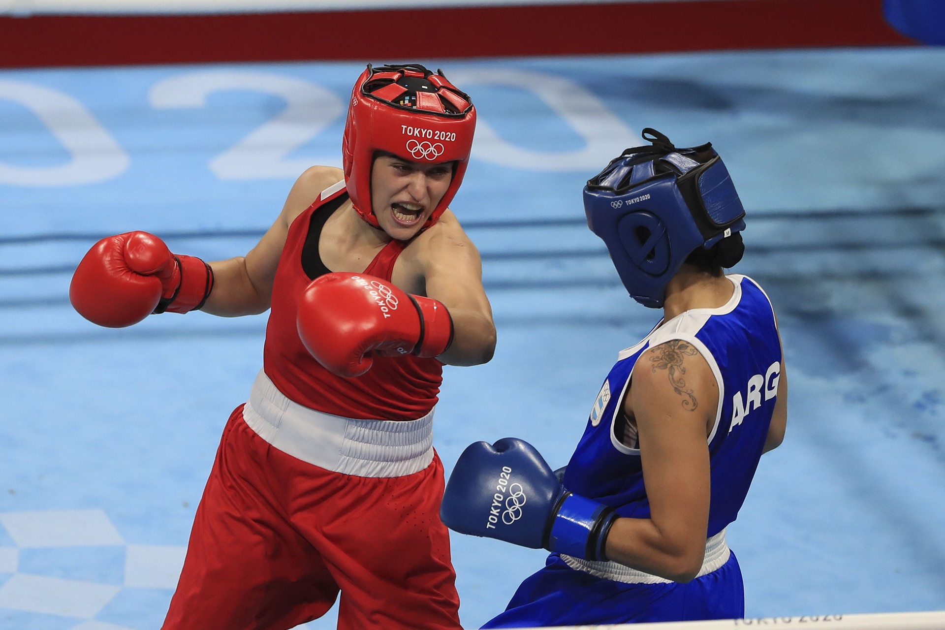 2020 Tokyo Olimpiyat Oyunları'nın yedinci gününde boksta kadınlar 60 kiloda Esra Yıldız (kırmızı), Arjantinli rakibi Dayana Erika Sanchez'i yenerek çeyrek finale yükseldi.