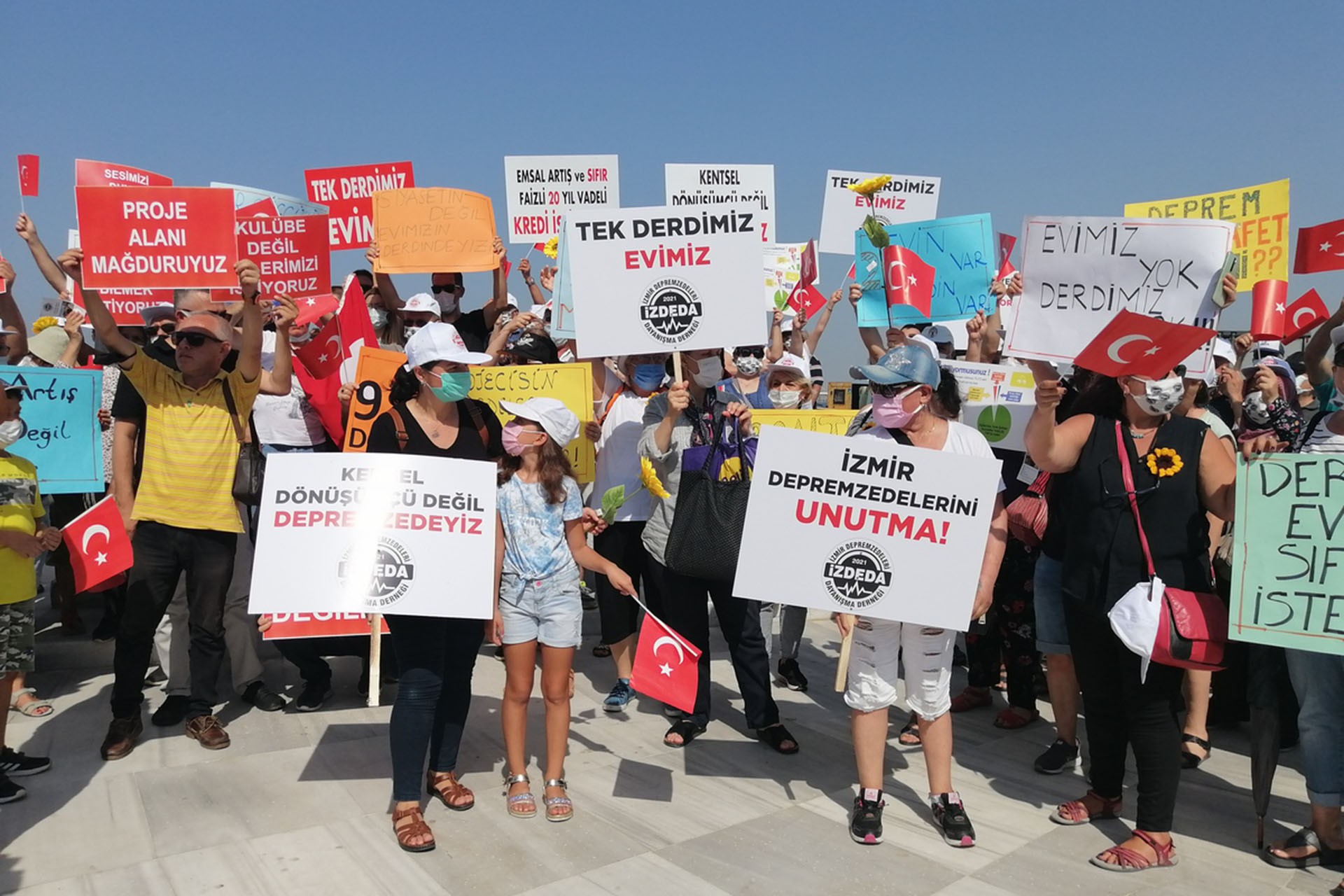 İzmir'de depremzedeler miting yaptı