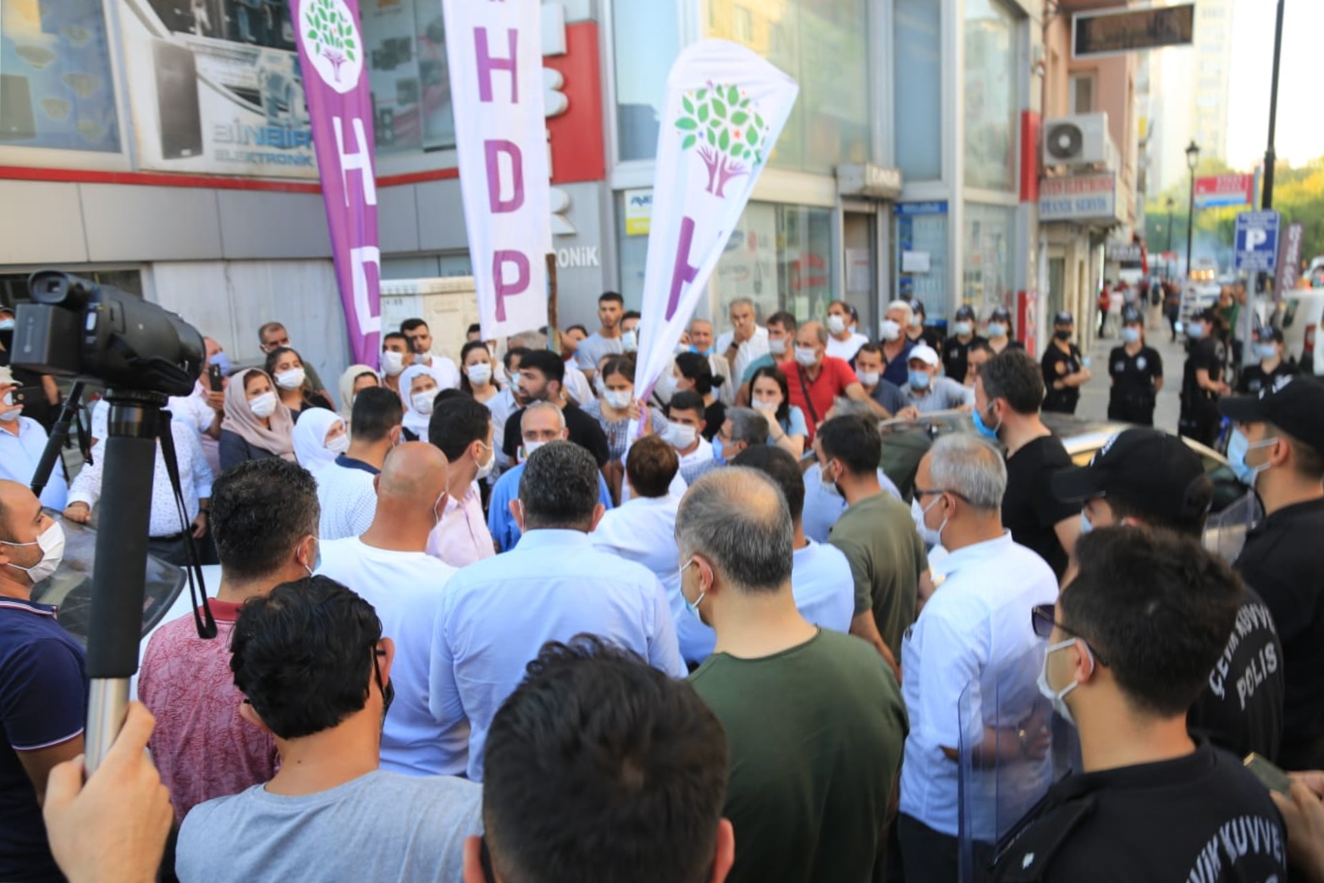 Adana'da Konya Katliamı'nın lanetlenmesinin ardından polis HDP üyelerinin bayraklarla yürümesini engelledi