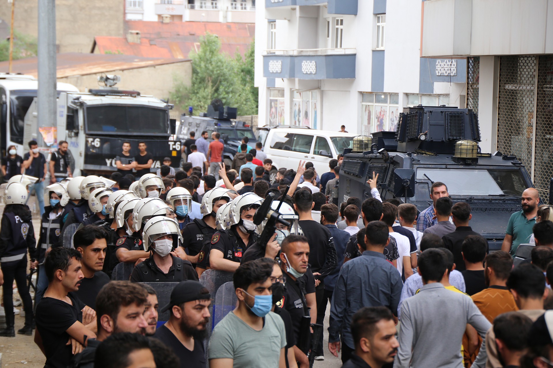 Hakkari'de sokakta eylem yapan bir kitle ve polisler