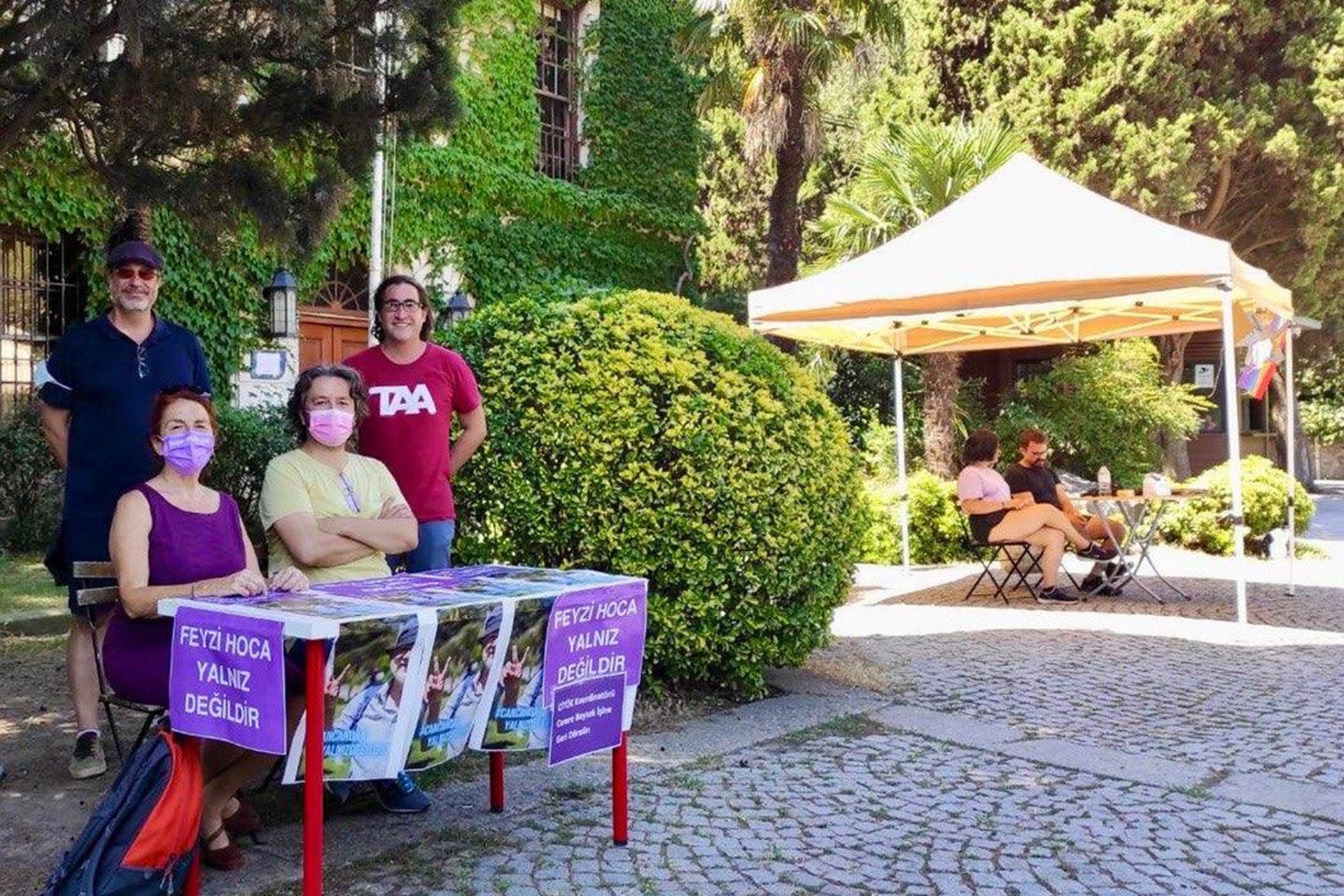 Boğaziçi Üniversitesi akademisyenlerinin Feyzi Erçin ve Can Candan için sürdürdükleri nöbetten bir fotoğraf.