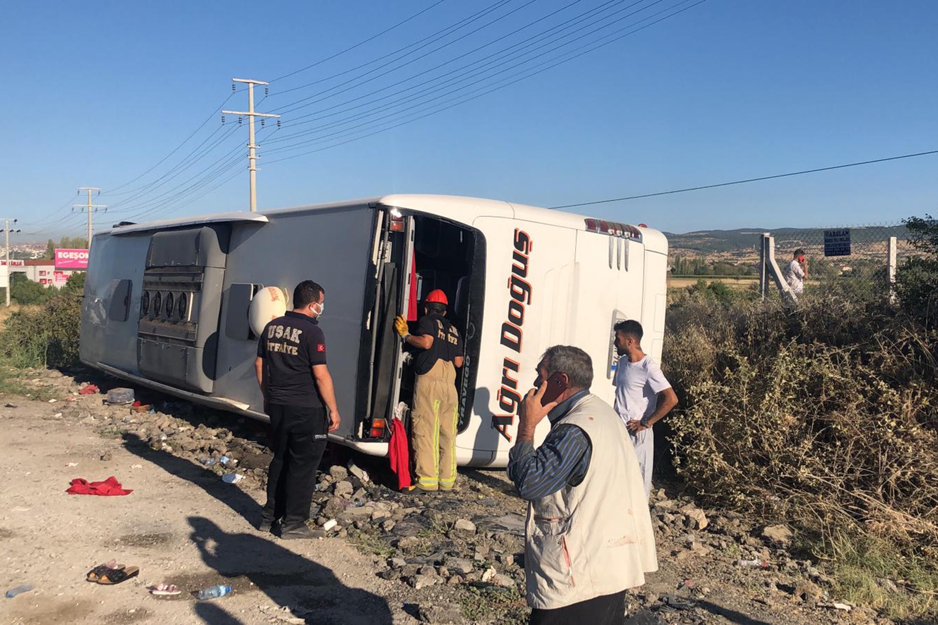 Uşak'ta yolcu otobüsü şarampole devrildi.