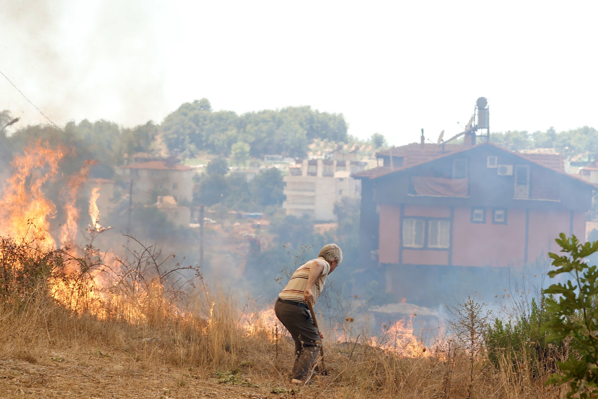 Manavgatta çıkan yangına müdahale