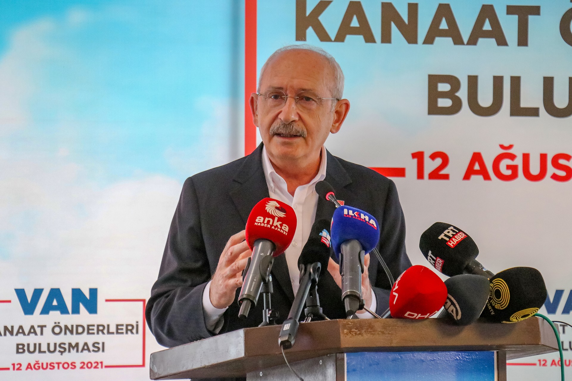 Kemal Kılıçdaroğlu Van ziyareti esnasında konuşma yaparken