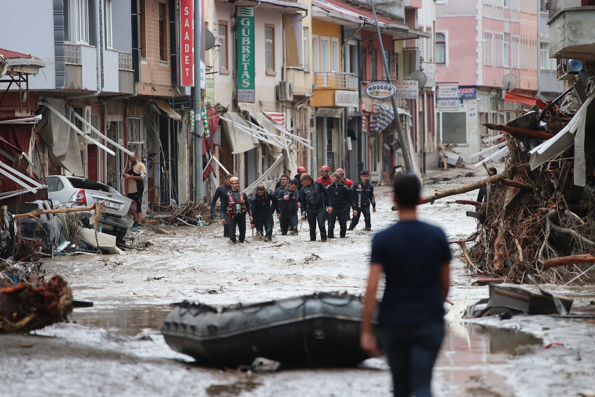 Kastamonu'da meydana gelen selin ardından devam eden kurtarma çalışmalarından bir fotoğraf.