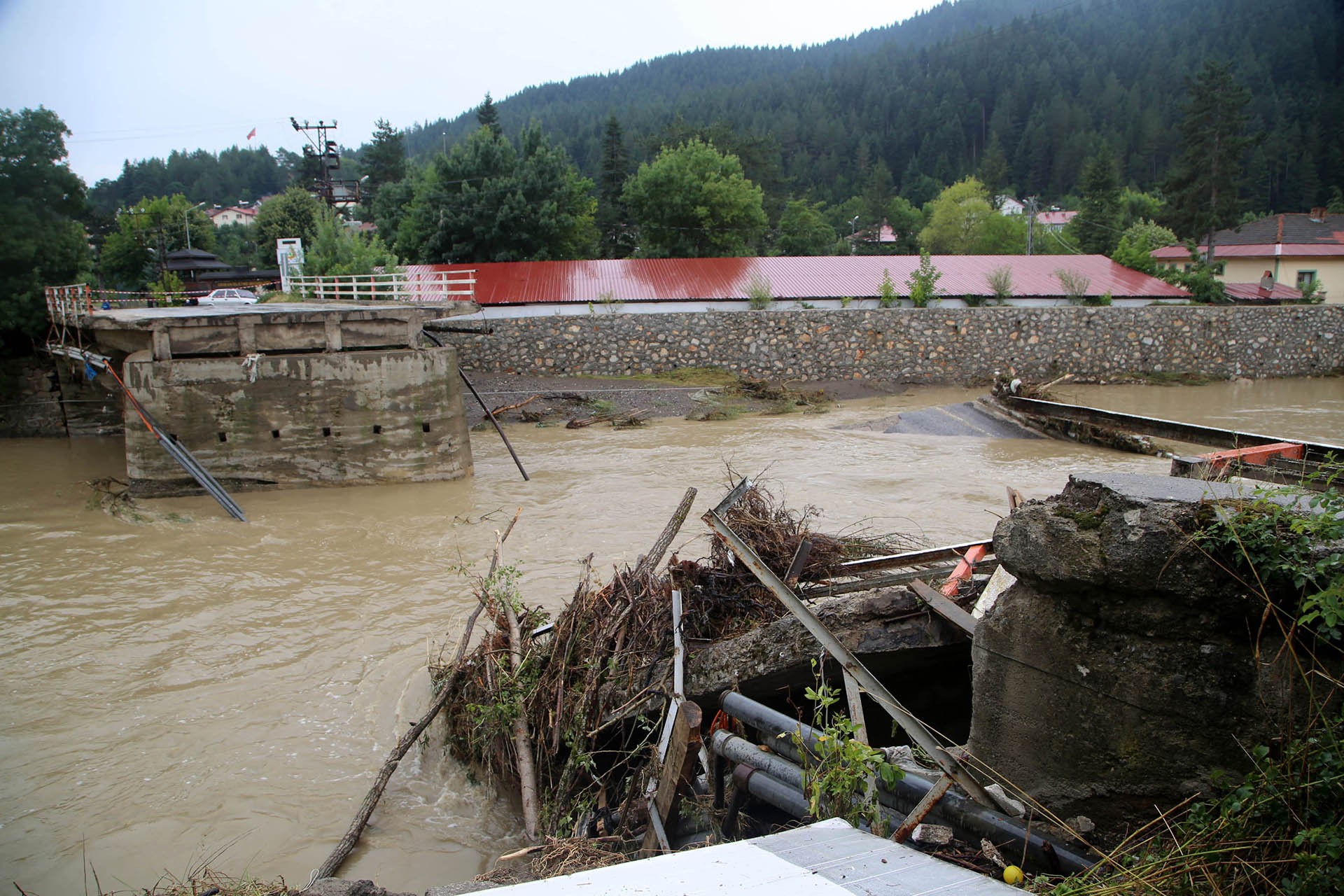 Kastamonu'nun Azdavay ilçesinde sel nedeniyle ilçenin ortasından geçen Devrekani Çayı'nın üzerindeki köprü çöktü.