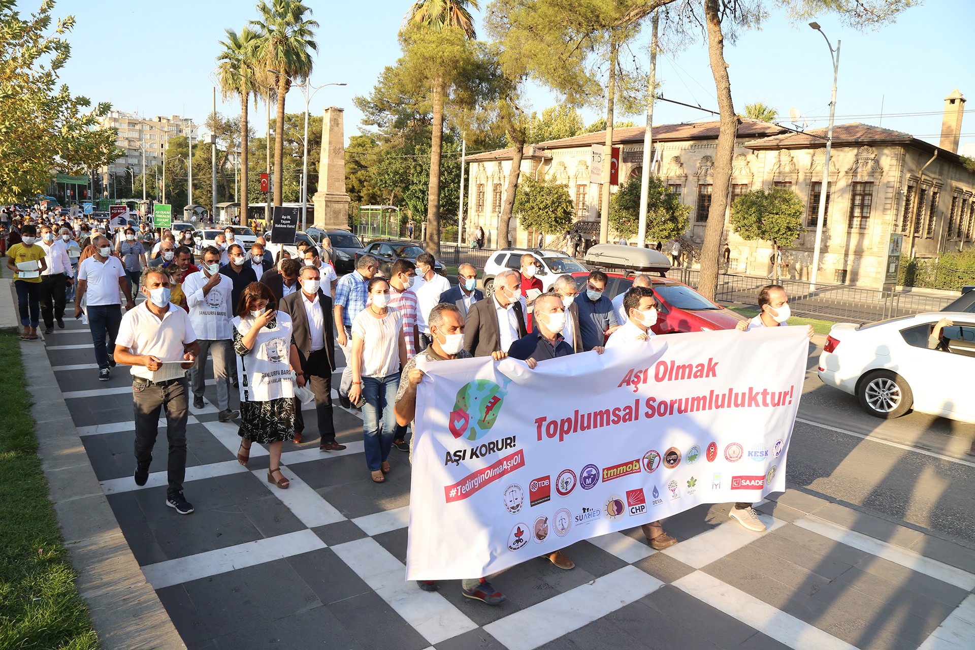 Urfa'da aşı ol çağrısıyla yürüyüş düzenlendi