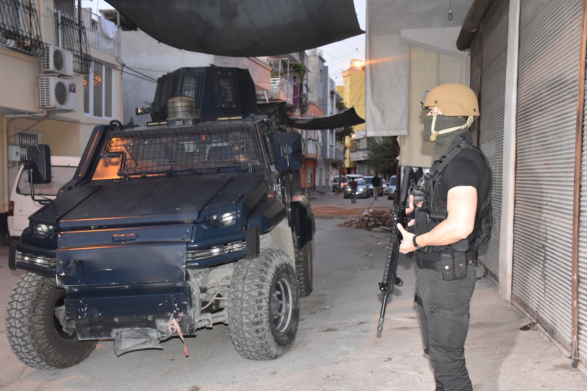 Adana'da polisin yaptığı ev baskınları sırasında çekilmiş bir fotoğraf.