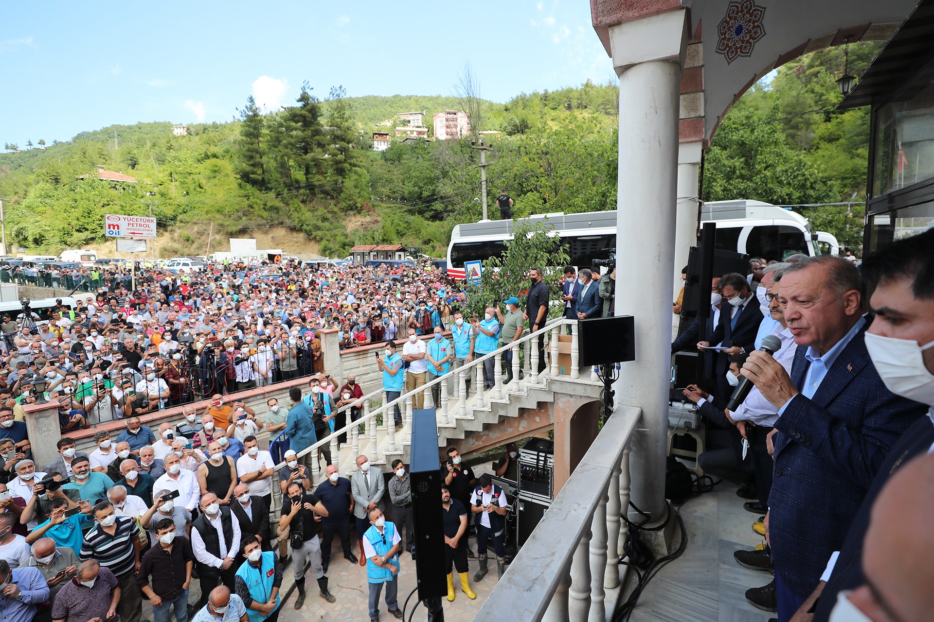 Erdoğan cami çıkışında konuşma yapıyor