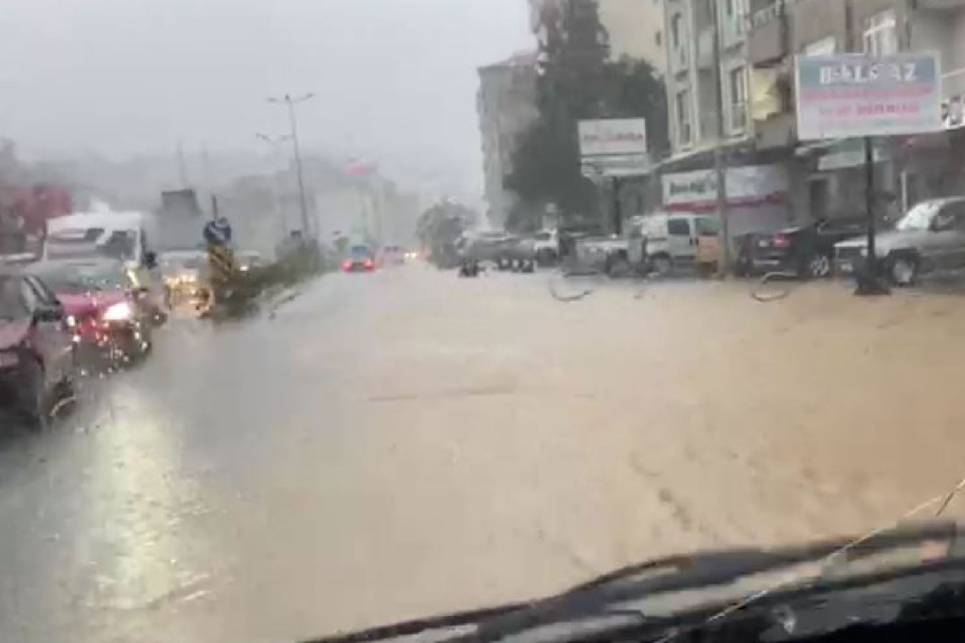 Rize'de sağanak sonucu yollar göle döndü, su baskınları yaşandı