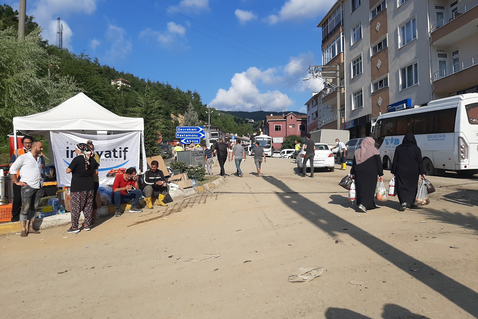 Bozkurt'ta yardım cadırı ve sokakta insanlar