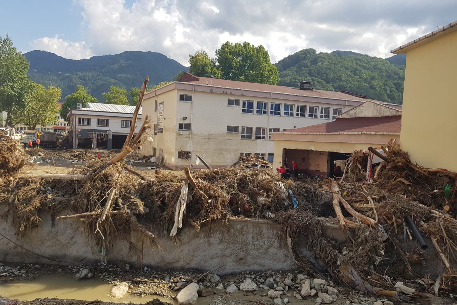 Sel sonrası hasar gören binalar