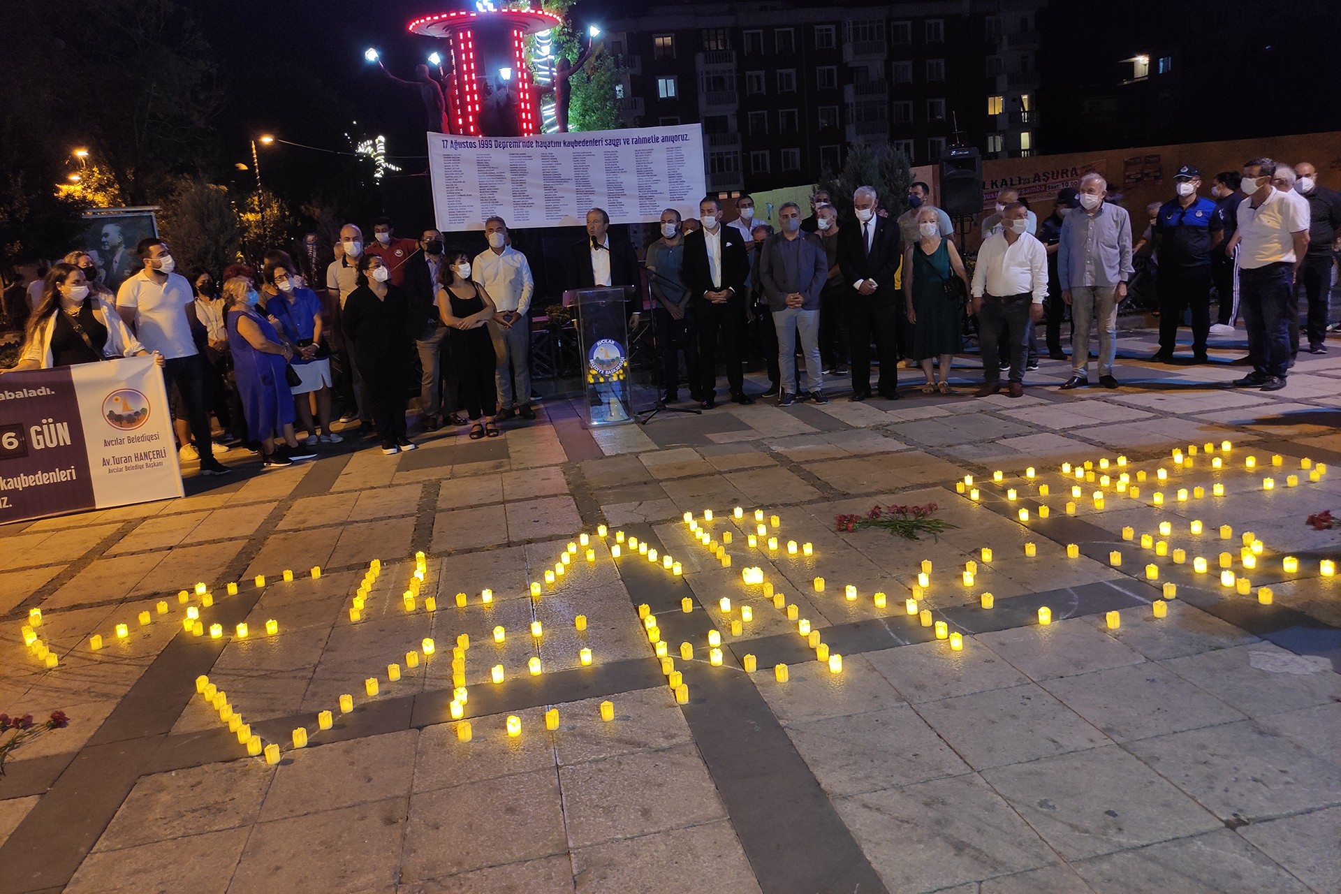 Avcılar Belediyesi ve Avcılar Kent Konseyi, 17 Ağustos Marmara Depremi'nde hayatını kaybedenleri anmak üzere etkinlikler gerçekleştirdi.