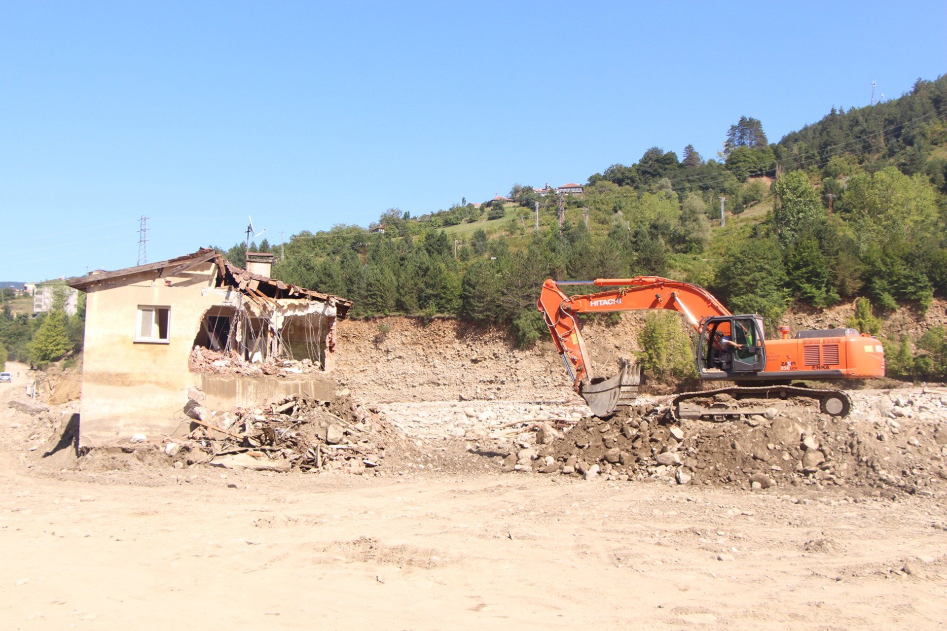 Yıkılan afet evi