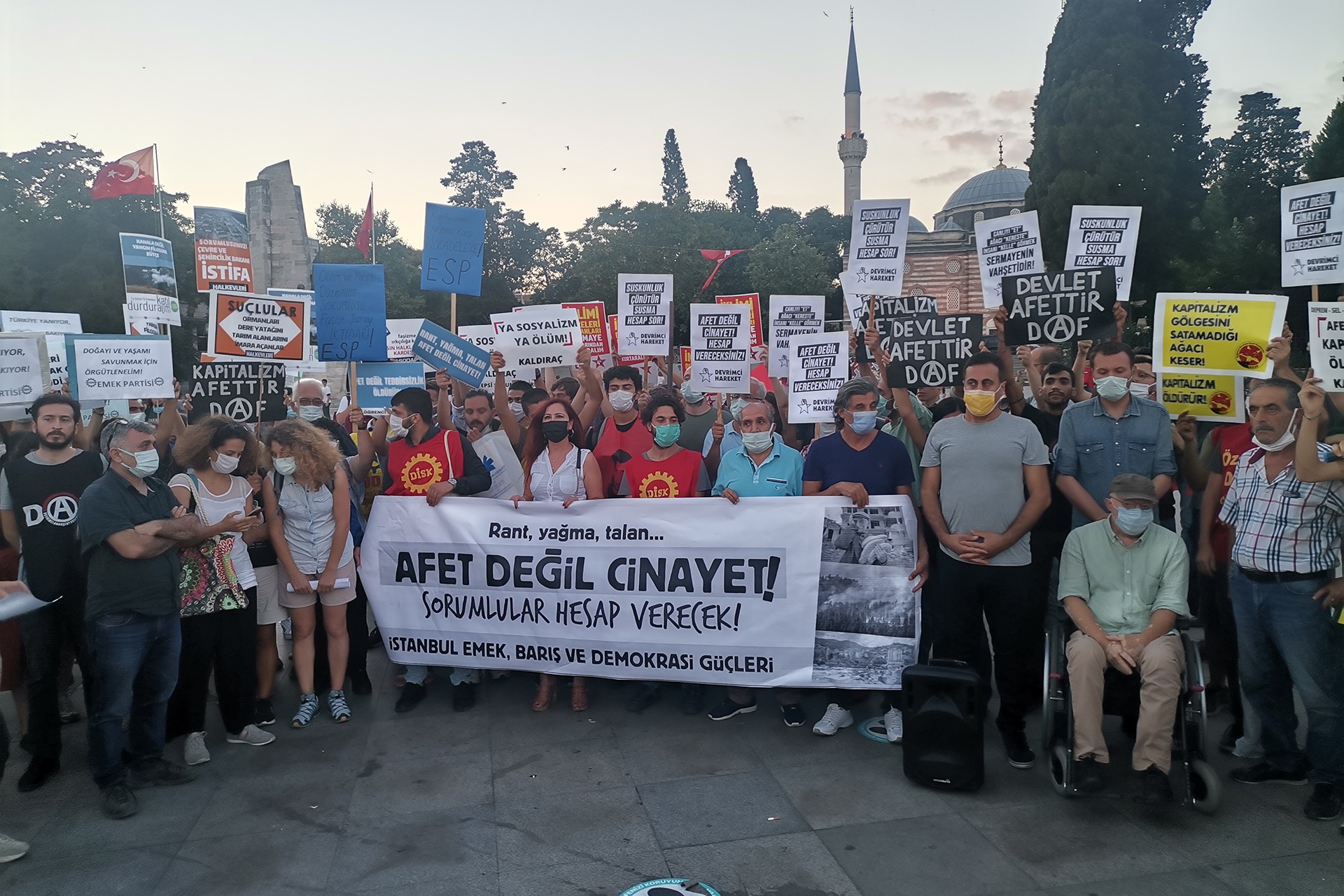  İstanbul Emek, Barış ve Demokrasi Güçleri 17 Ağustos depreminde hayatını kaybedenleri andı, afetlere karşı hâlâ önlem almayan iktidarı bir kez daha uyardı.